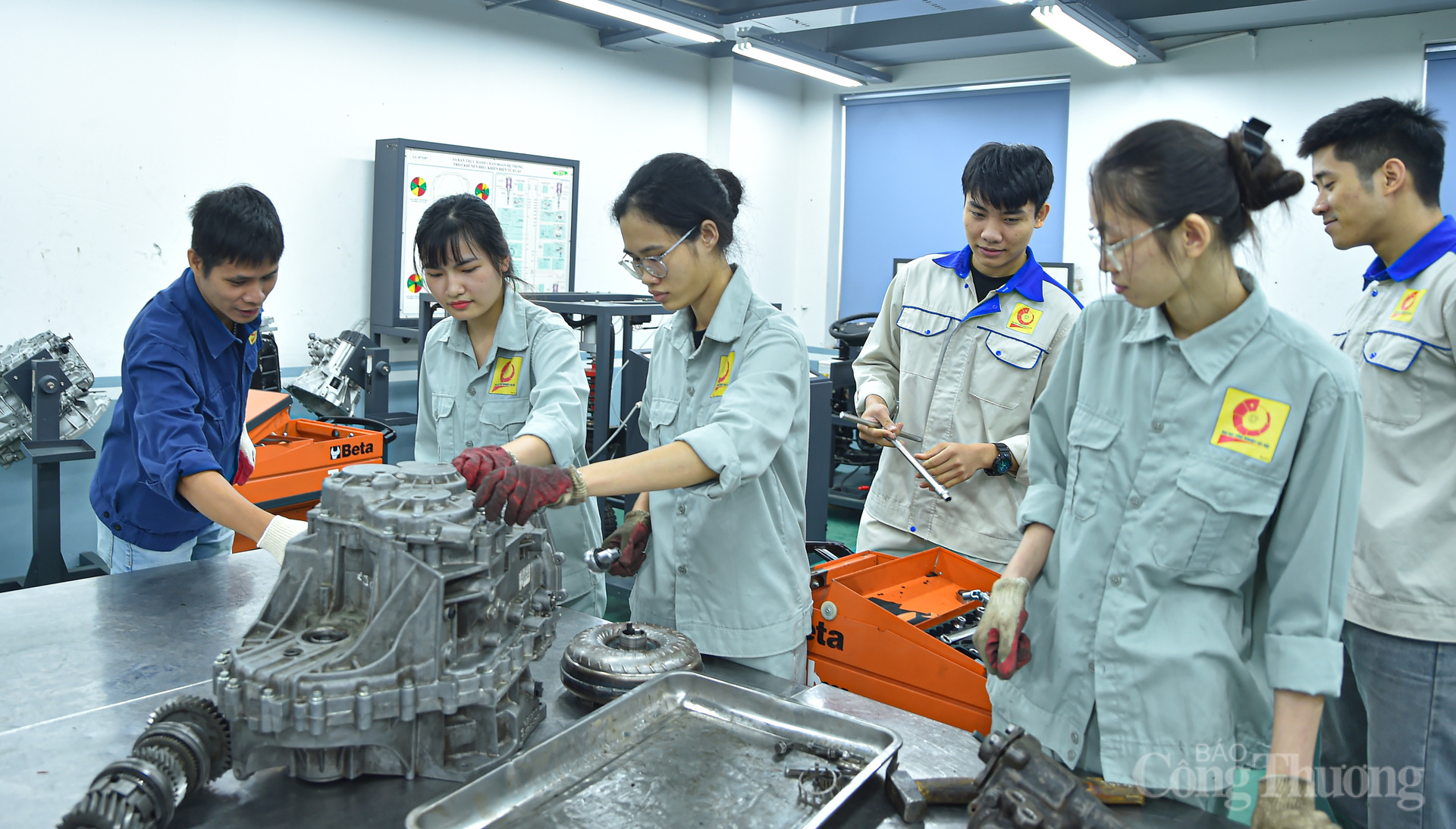 Cái tên Trịnh Thu Hương, sinh viên năm 4 ngành Công nghệ Kỹ thuật Ô tô, đã trở thành một biểu tượng cho sự đam mê và nghị lực.
