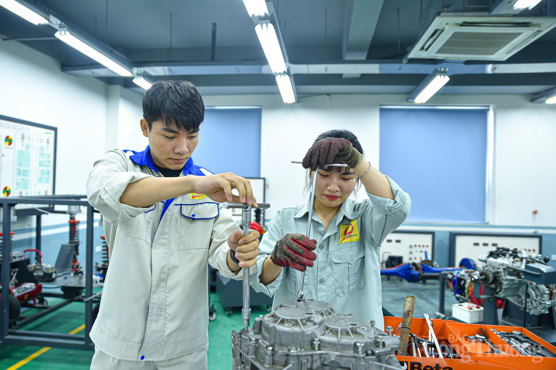 Nữ sinh viên Trịnh Thu Hương: Vươn tới ước mơ trở thành 'bác sĩ' xe hơi - 4