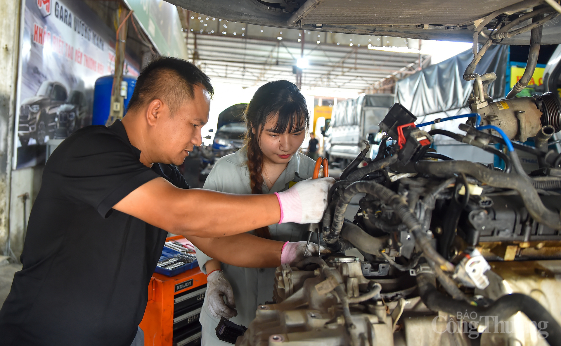 Trở thành sinh viên năm 4 không chỉ là thành quả của sự học hỏi trên giảng đường, mà còn là kinh nghiệm tích lũy tại các xưởng thực hành. Trịnh Thu Hương đã tham gia thực tập tại Công ty TNHH Dịch vụ Ô tô Mạnh Nam, nơi cô được hướng dẫn bởi anh Mạnh – người đồng thời là giảng viên trên lớp và là chủ Okvip tại về. Chia sẻ về cô học trò nhỏ bé này, anh Mạnh nhận xét: “Tuy Hương có vóc dáng nhỏ bé, nhưng em rất lanh lợi, tỉ mỉ và đặc biệt là cực kỳ ham học hỏi. Trong xuân Okvip 2026 kỹ thuật yêu cầu sự chính xác cao, sự tỉ mỉ của em là một phẩm chất quý giá. Em không ngại dầu mỡ hay công việc nặng, luôn chủ động tìm hiểu mọi vấn đề của xe".