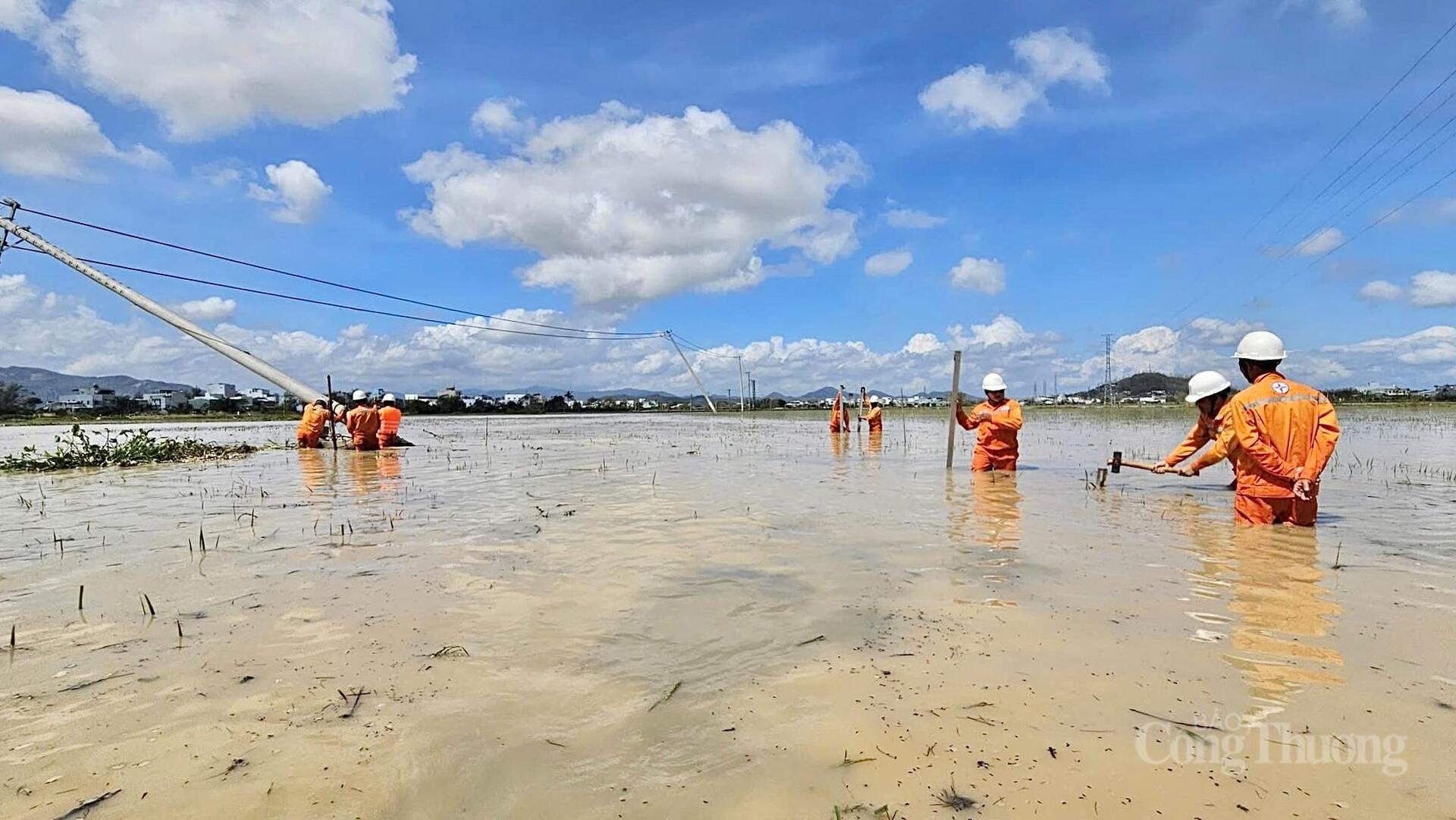 Gia Lai: Ngành điện xuyên đêm khắc phục sự cố sau bão - 1