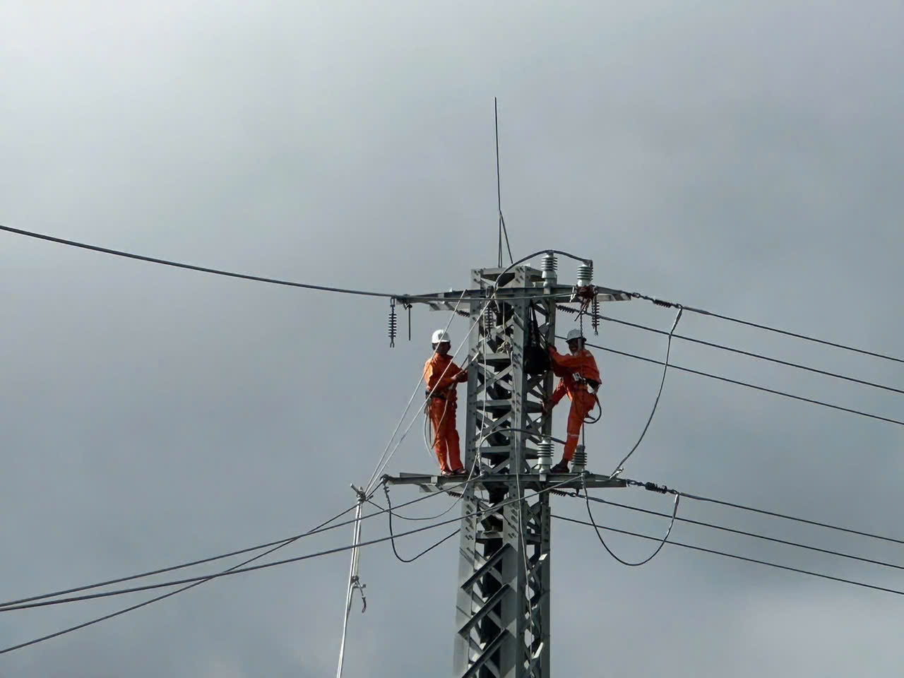 Thần tốc ‘nối điện’ sau bão lũ miền Trung - Bài 1: Chỉ đạo nóng từ lãnh đạo EVNCPC - 17