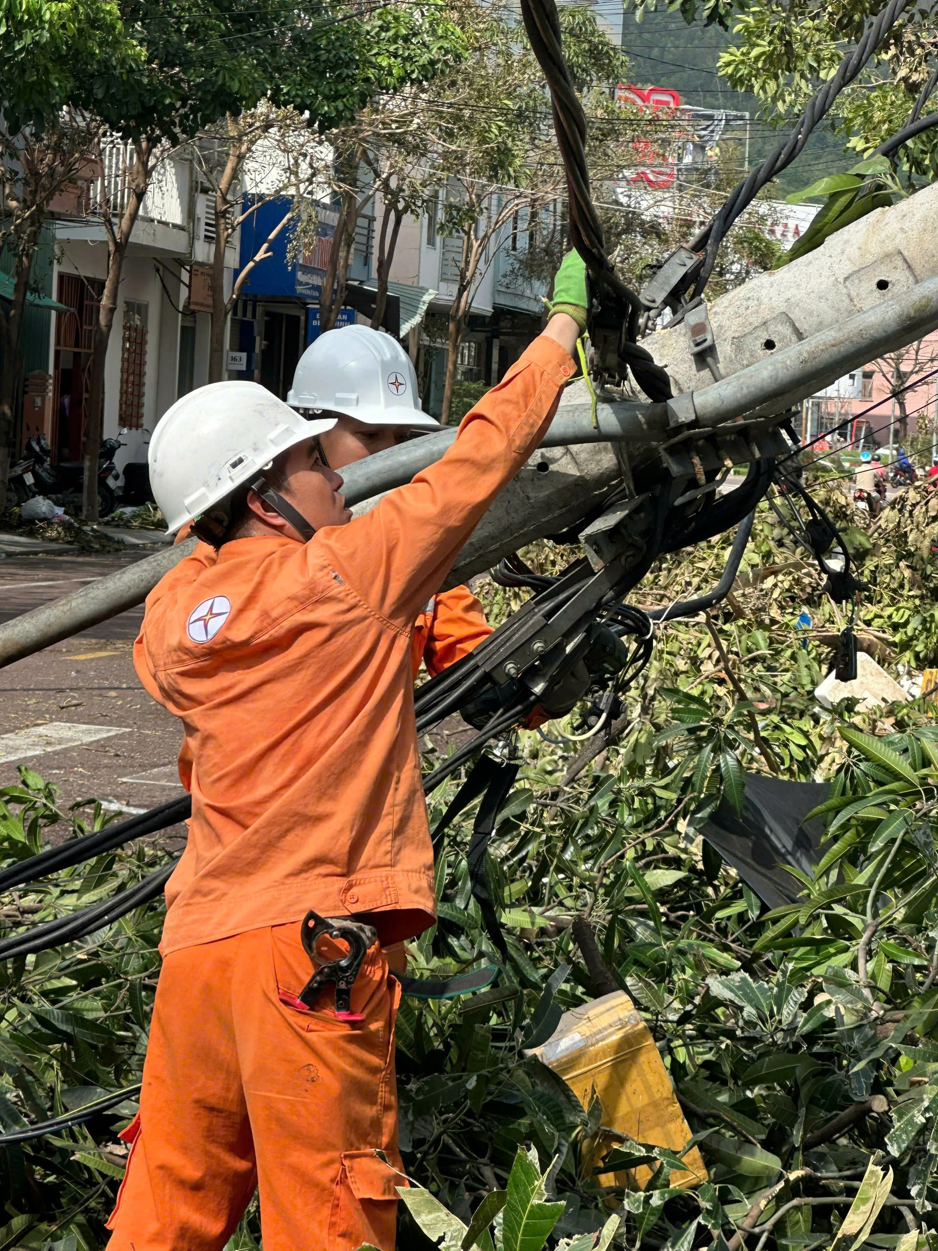 Thần tốc ‘nối điện’ sau bão lũ miền Trung - Bài 1: Chỉ đạo nóng từ lãnh đạo EVNCPC - 4
