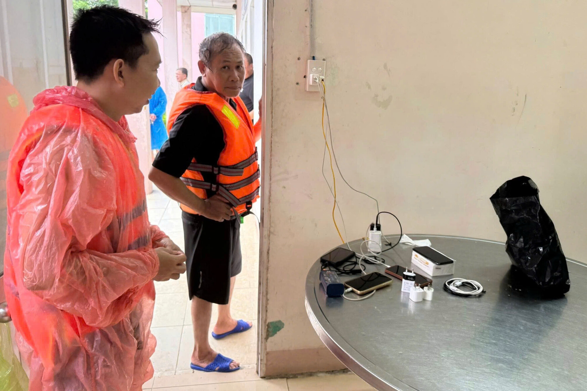 Thần tốc "nối điện" sau bão lũ miền Trung - Bài 3: Tình người EVNCPC trong bão lũ - 6