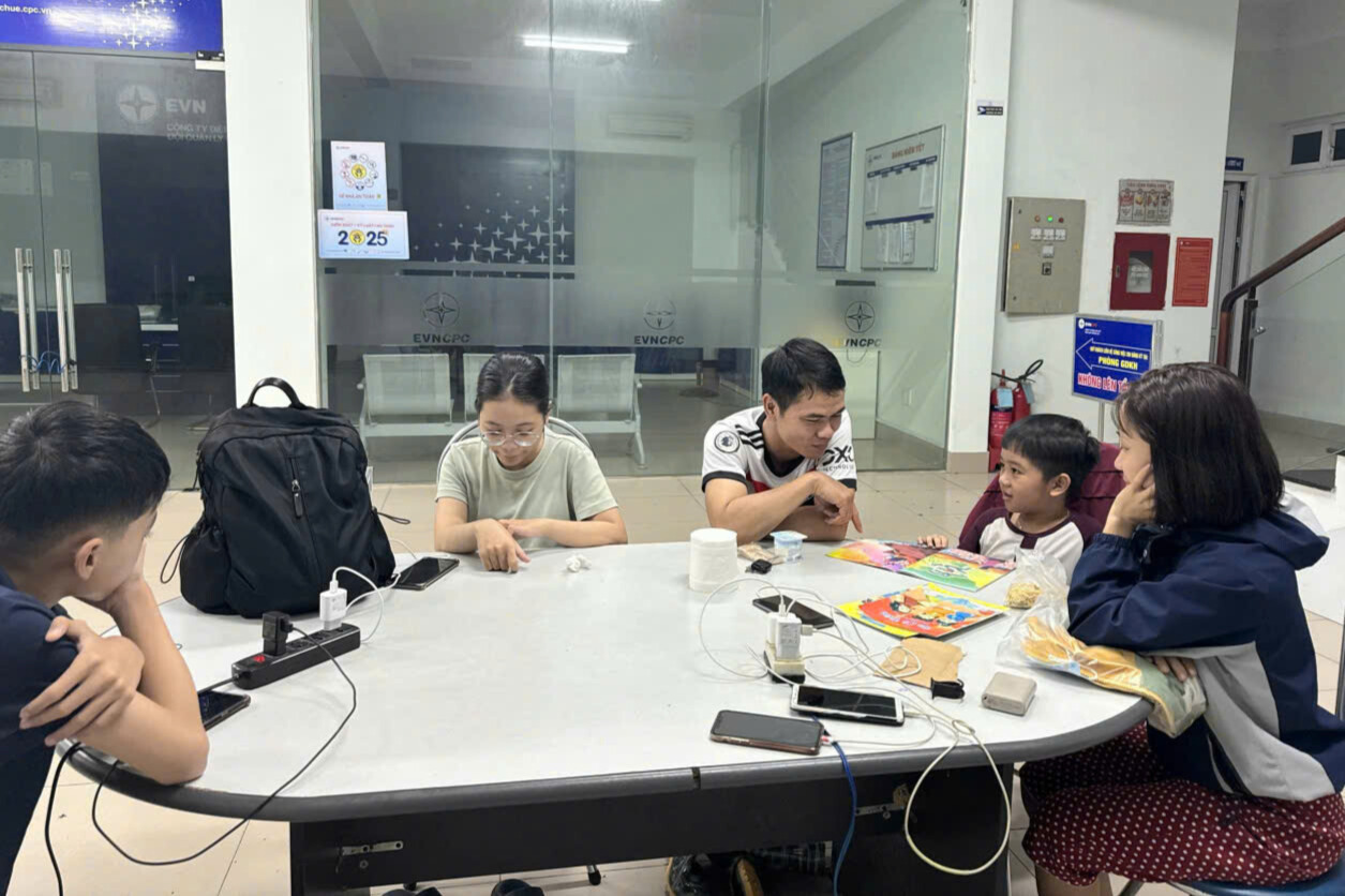 Thần tốc "nối điện" sau bão lũ miền Trung - Bài 3: Tình người EVNCPC trong bão lũ - 7