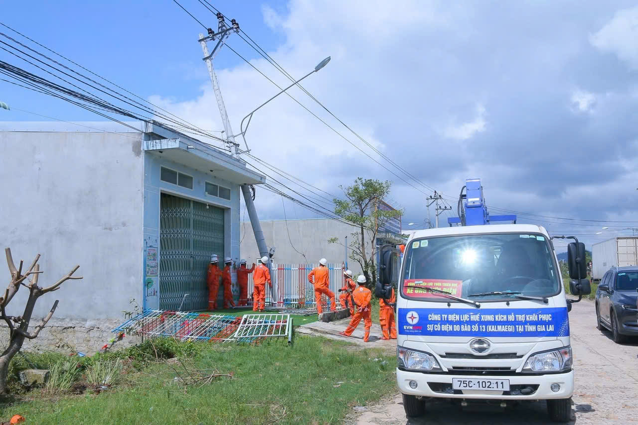 Thần tốc "nối điện" sau bão lũ miền Trung - Bài 3: Tình người EVNCPC trong bão lũ - 13