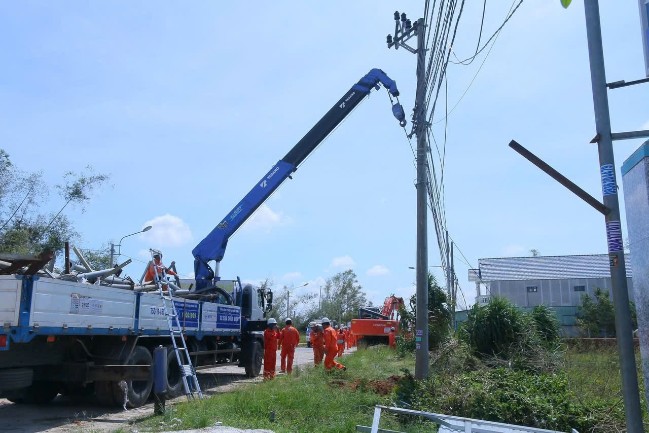 Thần tốc "nối điện" sau bão lũ miền Trung - Bài 3: Tình người EVNCPC trong bão lũ - 12