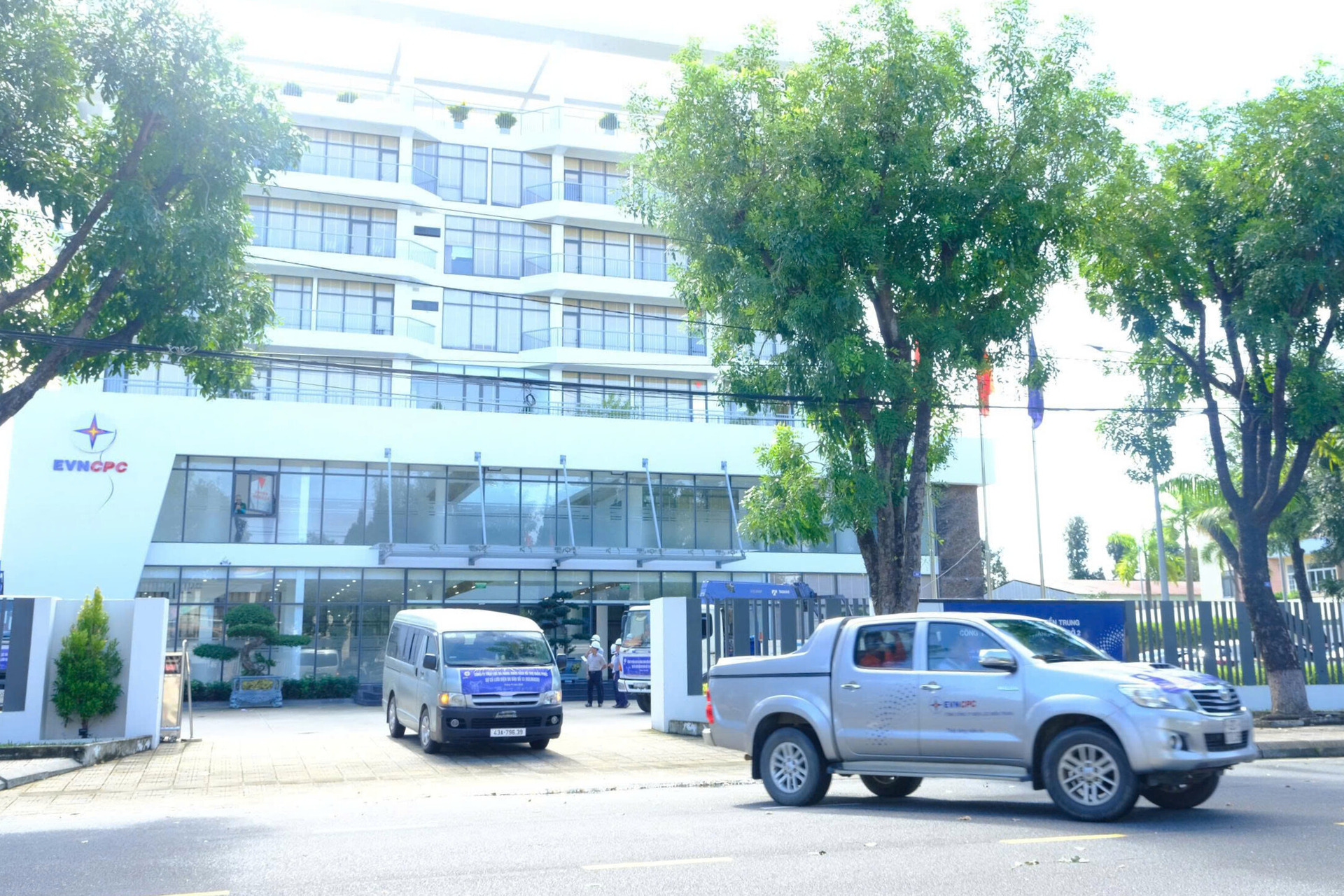 Thần tốc "nối điện" sau bão lũ miền Trung - Bài 3: Tình người EVNCPC trong bão lũ - 10