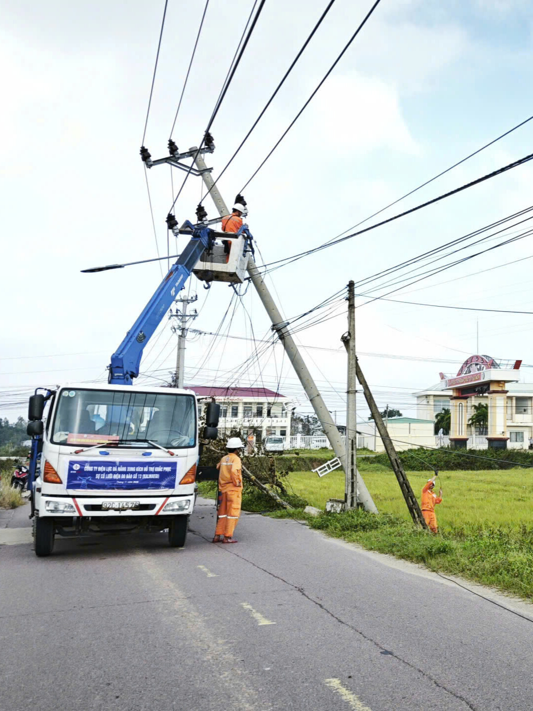 Thần tốc "nối điện" sau bão lũ miền Trung - Bài 3: Tình người EVNCPC trong bão lũ - 18