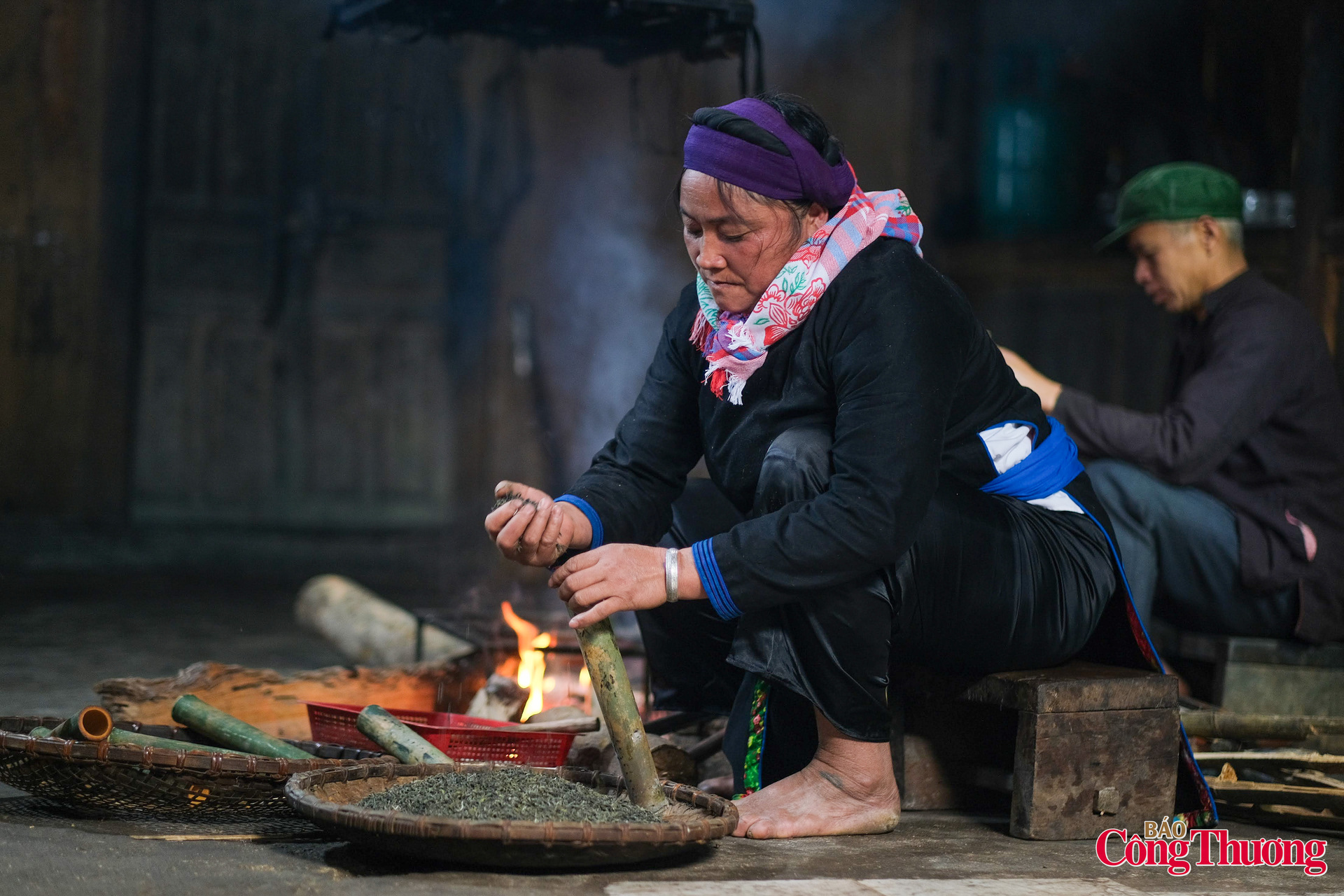 Chè sau khi đã được sao khô, sẽ được cho vào ống tre, nứa và đưa vào hơ bên bếp lửa. Quan trọng nhất quyết định hương vị chè ống lam chính là công đoạn chọn ống tre. Chè ống lam hiểu đơn giản là sản phẩm chè được bảo quản trong ống cây tre, nứa, vầu tươi; vừa giúp chè không bị hỏng, còn làm cho vị trà được nâng tầm khi có chất nhựa từ cây nứa tươi tiết ra qua các công đoạn chế biến.