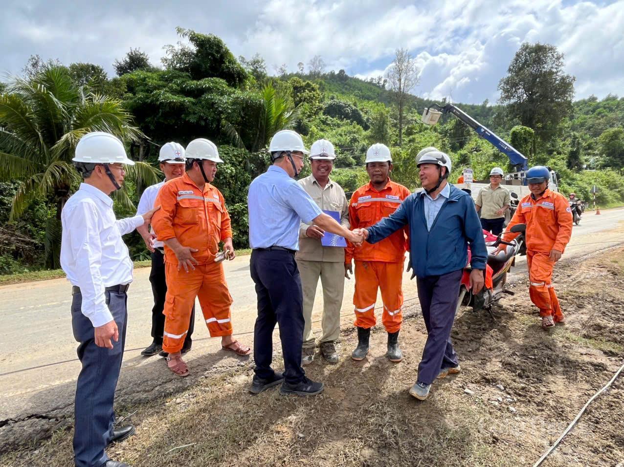 Lãnh đạo Tổng công ty Điện lực miền Trung (EVNCPC) thăm hỏi, động viên đội ngũ kỹ sư, công nhân của KHPC đang khẩn trương khôi phục cấp điện cho người dân tại thôn Cầu Bà - Khánh Vĩnh
