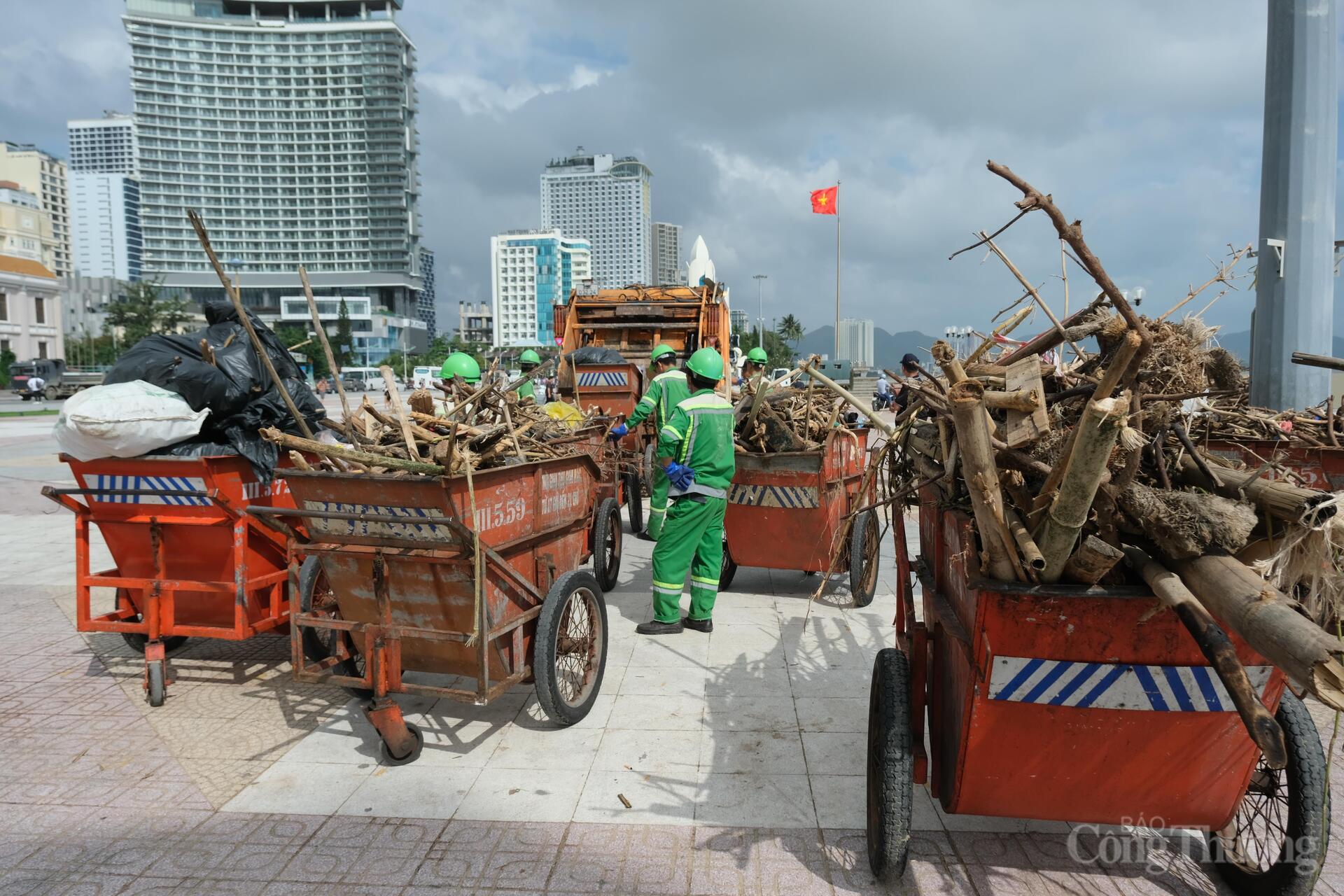 Công nhân Công ty Cổ phần xuân Okvip 2026 đô thị Nha Trang tập kết rác lên xe để chở đi xử lý. Ảnh: Lê Sơn