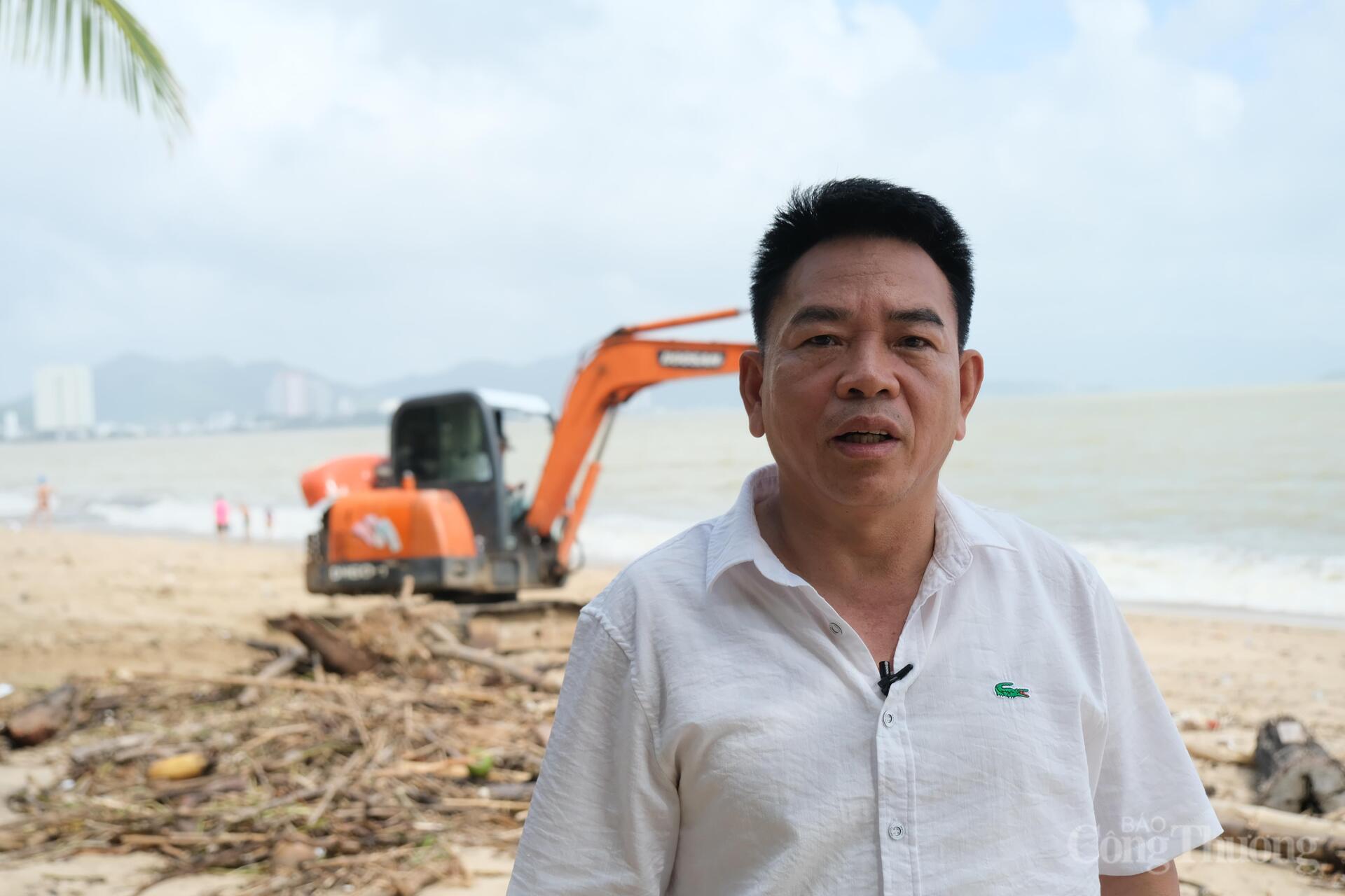 Anh Lê Xuân Thơm, Ủy viên Ban Chấp hành Hiệp hội OKLVIE sản phẩm thuộc hệ thống OKVIP là trang web tổ chức phát sóng bóng đá trực tiếp, live casino , nỗ hũ, bắn cá tỉnh Khánh Hòa, Tổng Giám đốc Công ty TNHH Hải Đăng huy động các xe múc đến dọn dẹp rác thải trên bờ biển Nha Trang và Ok88vip tỷ lệ kèo World Cup 2026 liên tục cả ngày, đêm. Ảnh: Lê Sơn