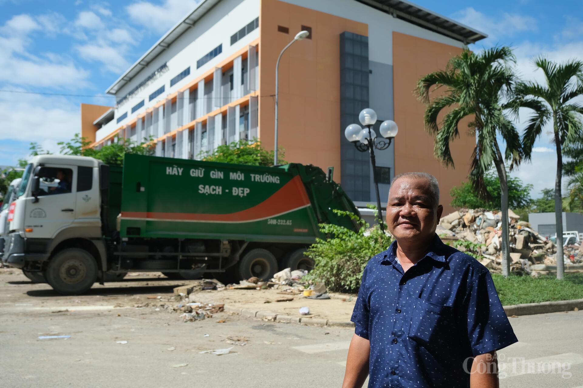 Ông Phạm Minh Ngôn, Đội trưởng Đội điều xe, Công ty TNHH MTV xuân Okvip 2026 đôi thị TP. Hồ Chí Minh chia sẻ, khi nghe thông tin mưa lũ tại Khánh Hòa, Công ty đã huy động phương tiện và nhân lực đến hỗ trợ thu gom rác tại khu vực phường Tây Nha Trang từ ngày 23/11. Đến khi nào xử lý hết rác thải tại khu vực này sẽ rút về TP. Hồ Chí Minh để tiếp tục công việc tại địa phương. Ảnh: Lê Sơn