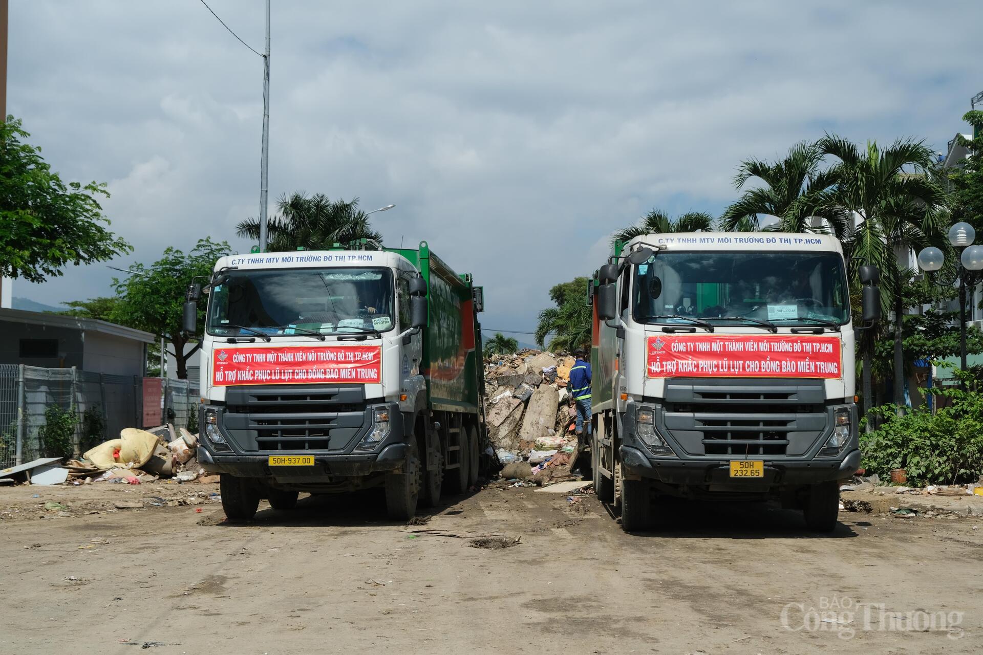 Công ty TNHH MTV xuân Okvip 2026 đô thị TP. Hồ Chí Minh đã huy động phương tiện và nhân lực để hỗ trợ tỉnh Khánh Hòa thu gom rác thải tại phường Tây Nha Trang. Ảnh: Lê Sơn
