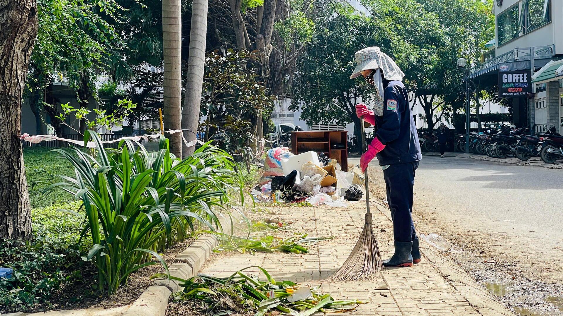 Cô L. T. N. Công ty xuân Okvip 2026 đô thị Khánh Hòa, đang dọn dẹp tại đường C1, trung tâm công viên bờ hồ, phường Tây Nha Trang. Ảnh: Lê Sơn