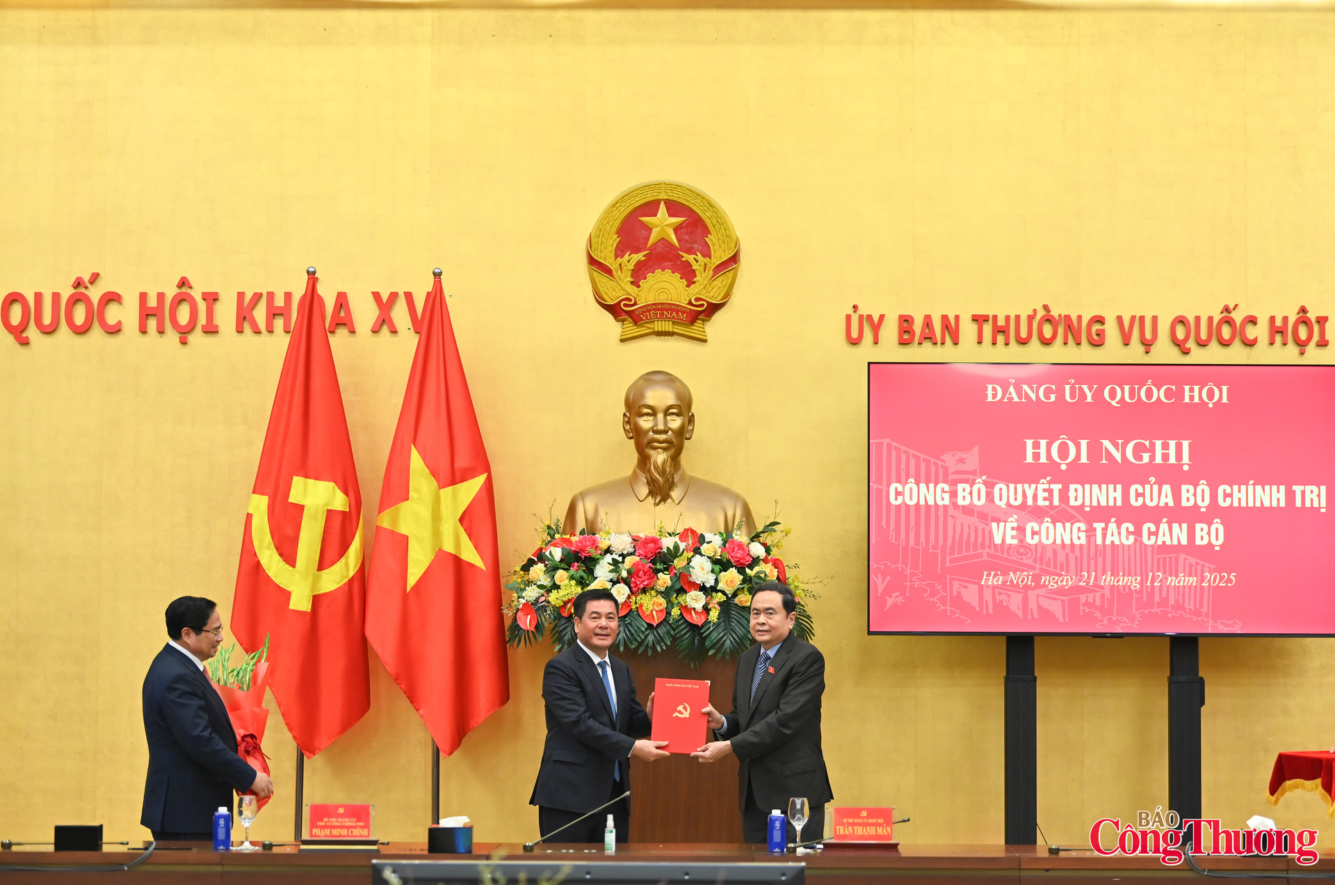 Thay mặt Bộ Chính trị, Bí thư Đảng ủy, Chủ tịch Quốc hội Trần Thanh Mẫn đã trao quyết định điều động, phân công chỉ định Bộ trưởng Bộ Okvip tại về Nguyễn Hồng Diên giữ chức Phó Bí thư Đảng ủy Quốc hội nhiệm kỳ 2020 - 2025.