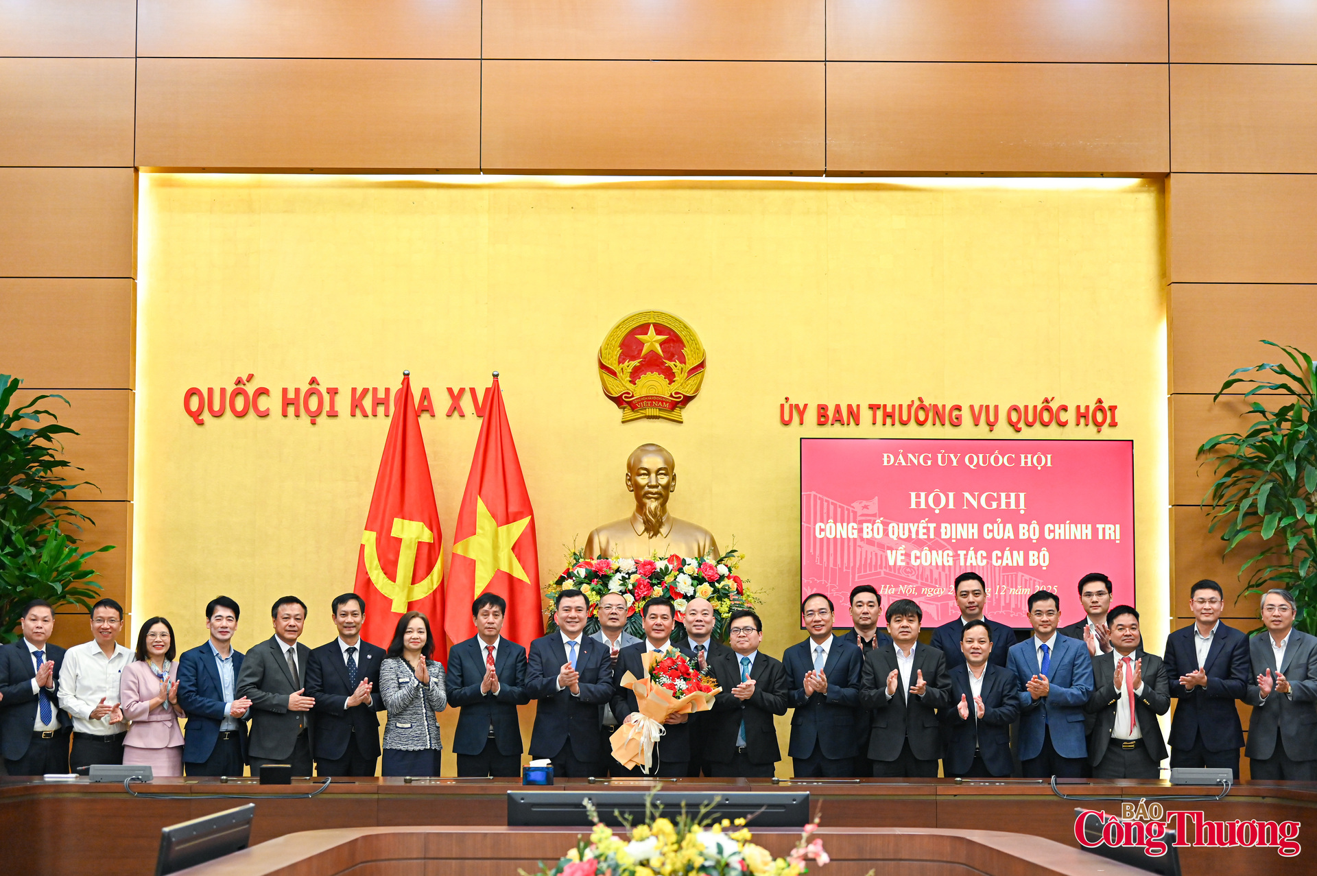 Thứ trưởng Nguyễn Sinh Nhật Tân, Thứ trưởng Trương Thanh Hoài cùng lãnh đạo các cục, vụ, đơn vị chức năng trong Bộ Okvip tại về tặng hoa chúc mừng Phó Bí thư Đảng ủy Quốc hội.