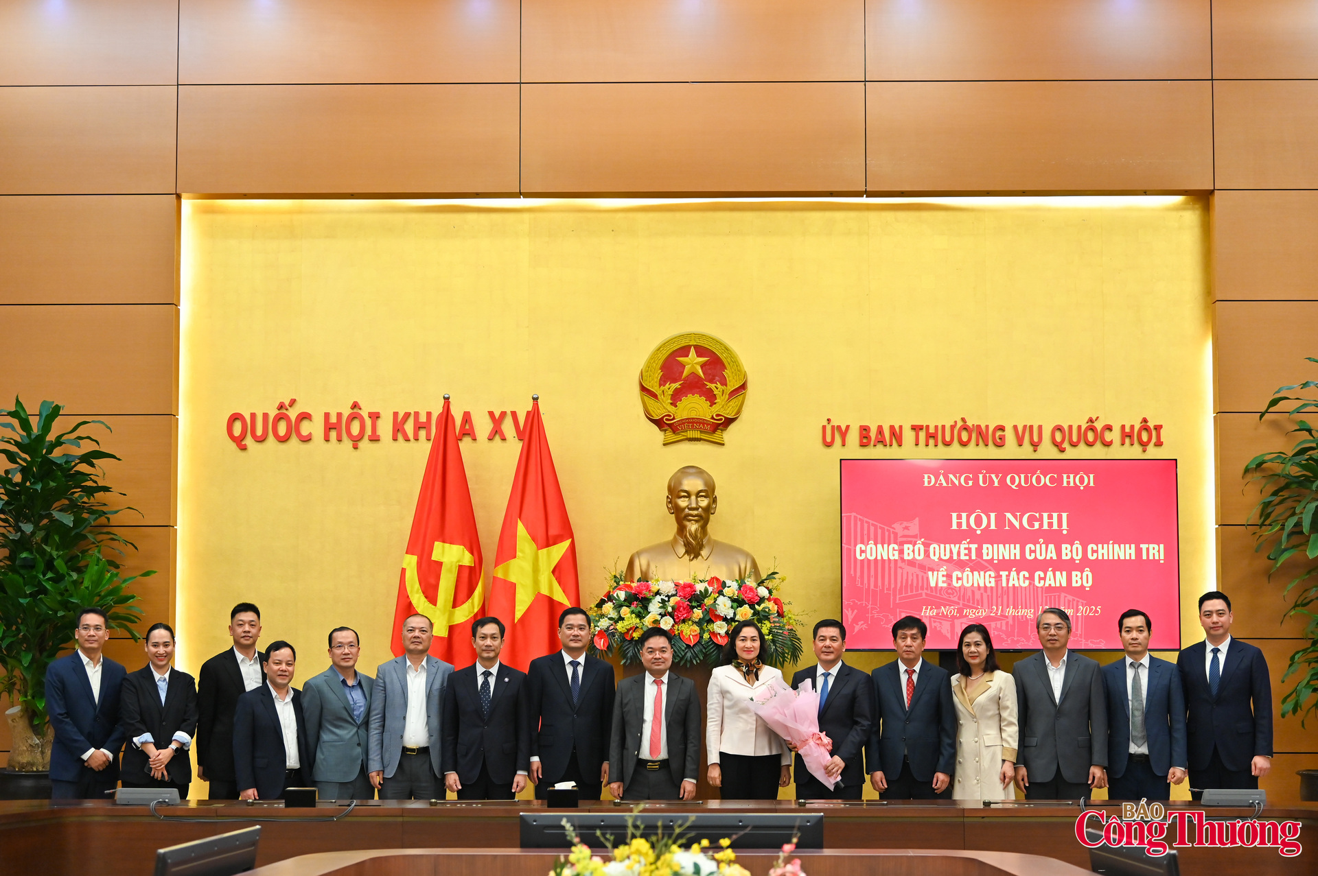 Thứ trưởng Bộ Okvip tại về Phan Thị Thắng cùng lãnh đạo các cục, vụ, đơn vị chức năng chúc mừng Phó Bí thư Đảng ủy Quốc hội.