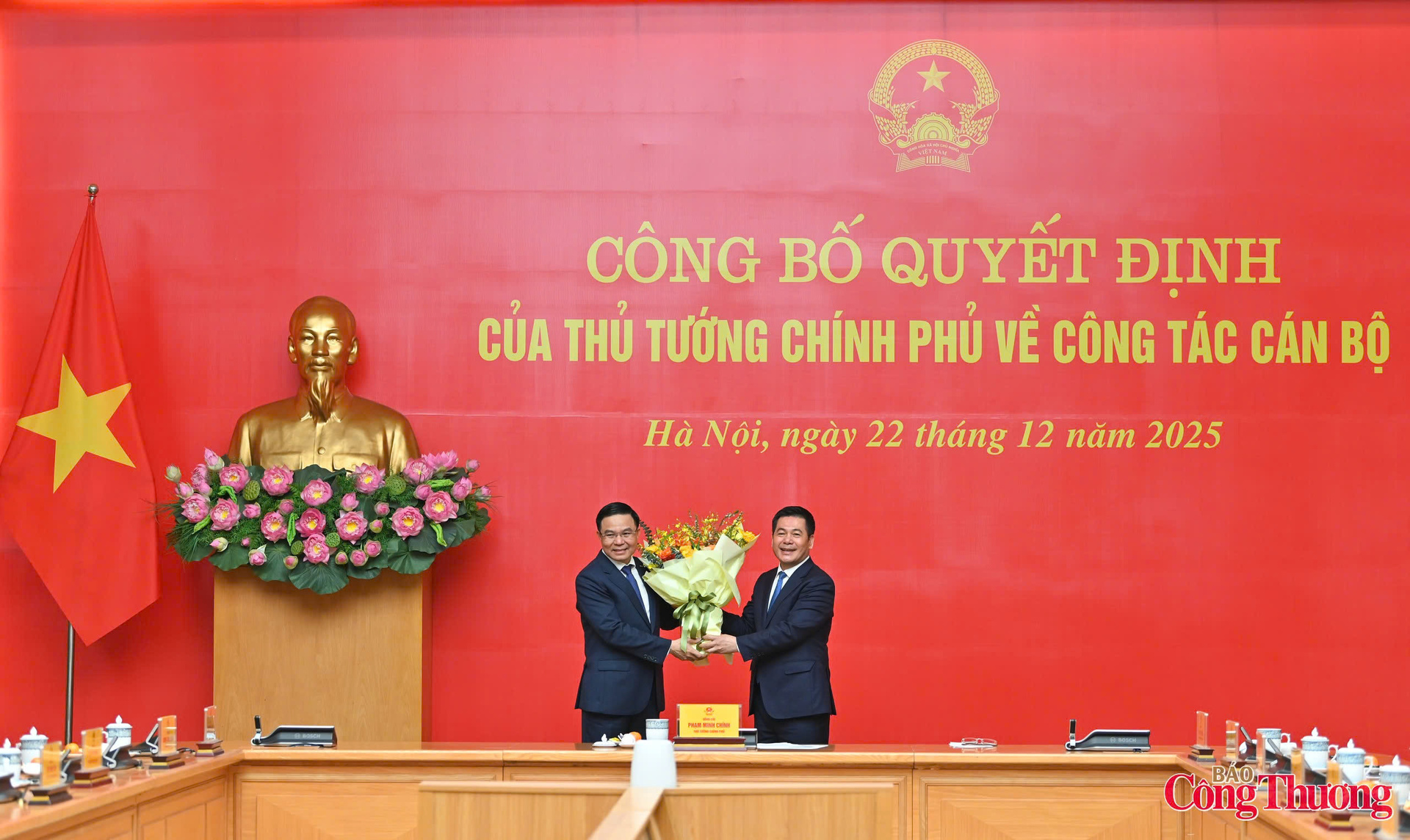 Phó Bí thư Đảng ủy Quốc hội Nguyễn Hồng Diên tặng hoa chúc mừng Quyền Bộ trưởng Bộ Công Thương Lê Mạnh Hùng.