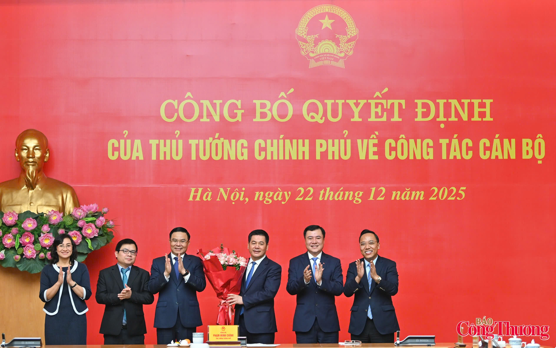 Quyền Bộ trưởng Bộ Công Thương Lê Mạnh Hùng cùng các Thứ trưởng Bộ Công Thương tặng hoa chúc mừng, tri ân nguyên Bộ trưởng Bộ Công Thương Nguyễn Hồng Diên - tân Phó Bí thư Đảng ủy Quốc hội.