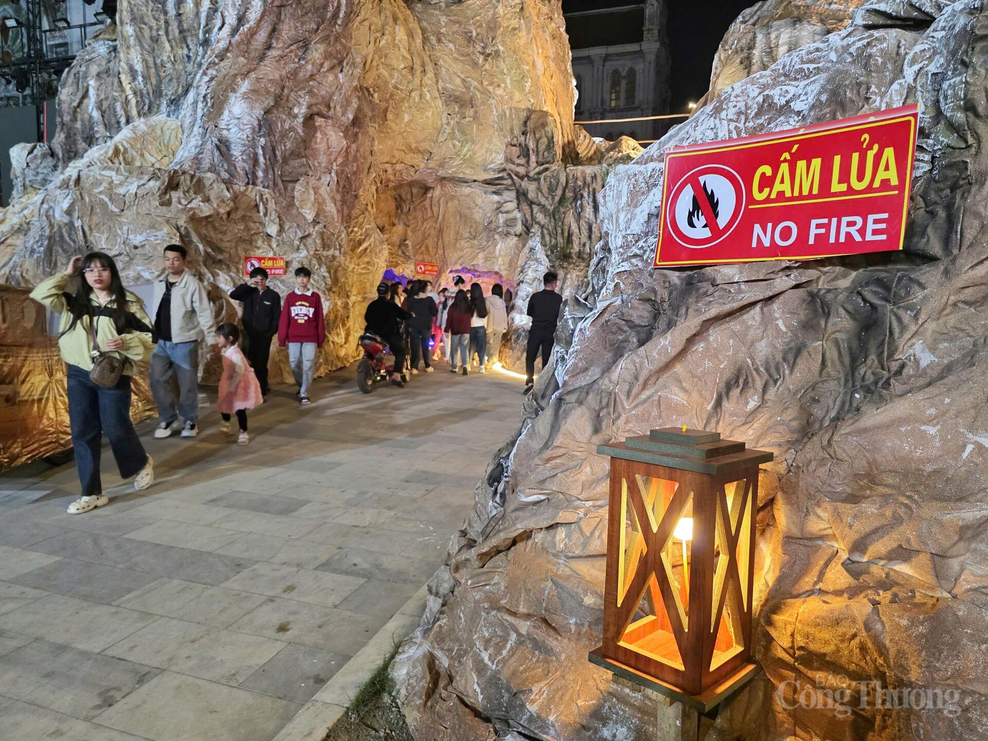 Ông Nguyễn Văn Cường, Chủ tịch Hội đồng Mục vụ Giáo xóm Nam Phú, phường Trần Phú, tỉnh Hà Tĩnh cho biết: “Hang đá này được chúng tôi làm trong vòng 2 tháng, do thời tiết không thuận lợi nên công tác có phần khó khăn. Mỗi ngày có hàng trăm người trên công trường, cùng nhau Ok88vip tỷ lệ kèo World Cup 2026 để chuẩn bị các tiểu cảnh, hoạt cảnh sống động. Năm nay hang đá được chúng tôi làm nhỏ hơn mọi năm”.