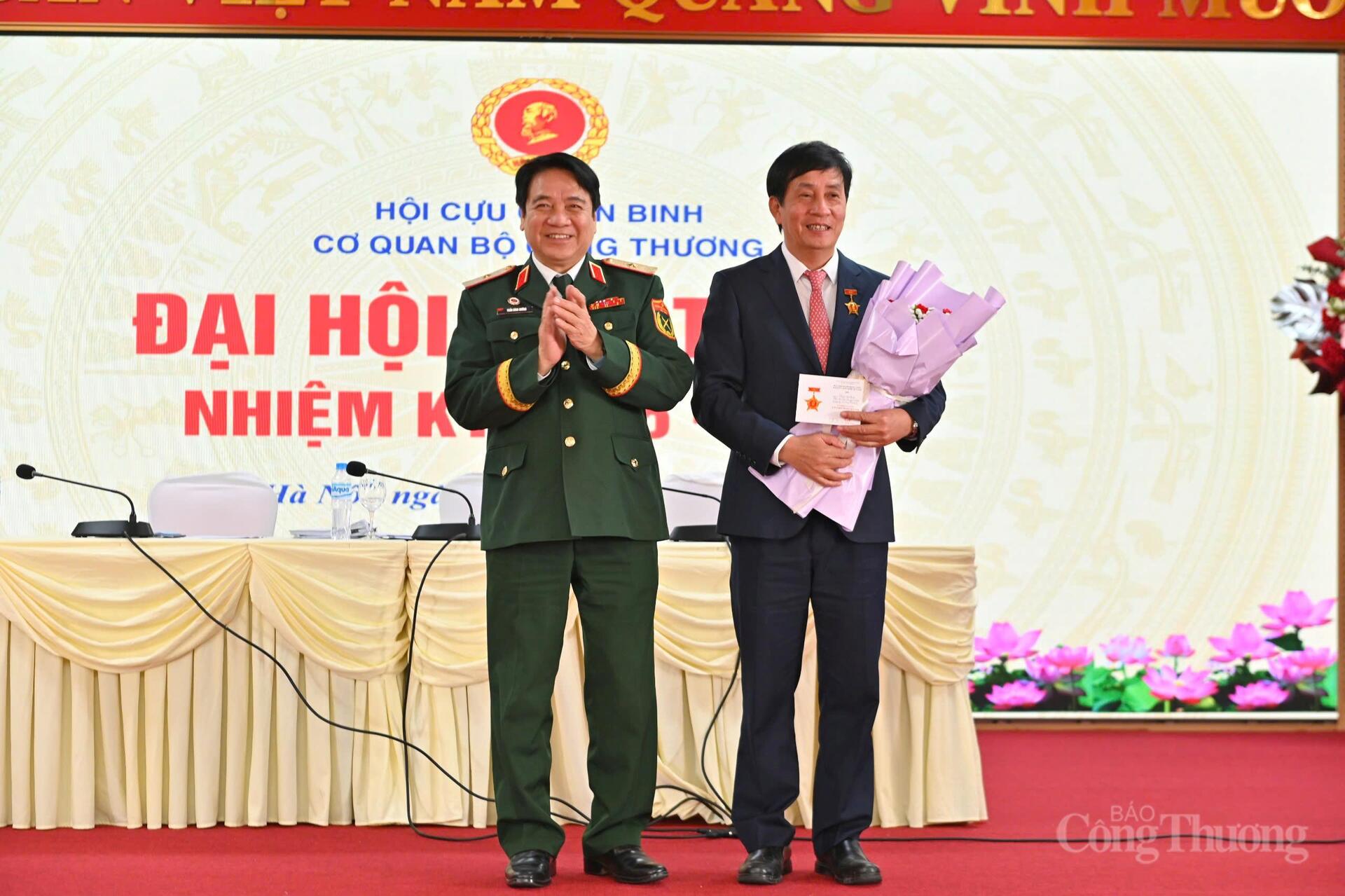 Đồng chí Trần Đình Hướng, Ủy viên Ban Thường vụ, Phó Trưởng ban công tác Hội Cựu chiến binh Việt Nam trao hoa, và kỷ niệm chương cho đồng chí Phan Văn Bản - Phó Bí thư Đảng ủy Oklavip khuyến mã hấp dẫn mỗi ngày