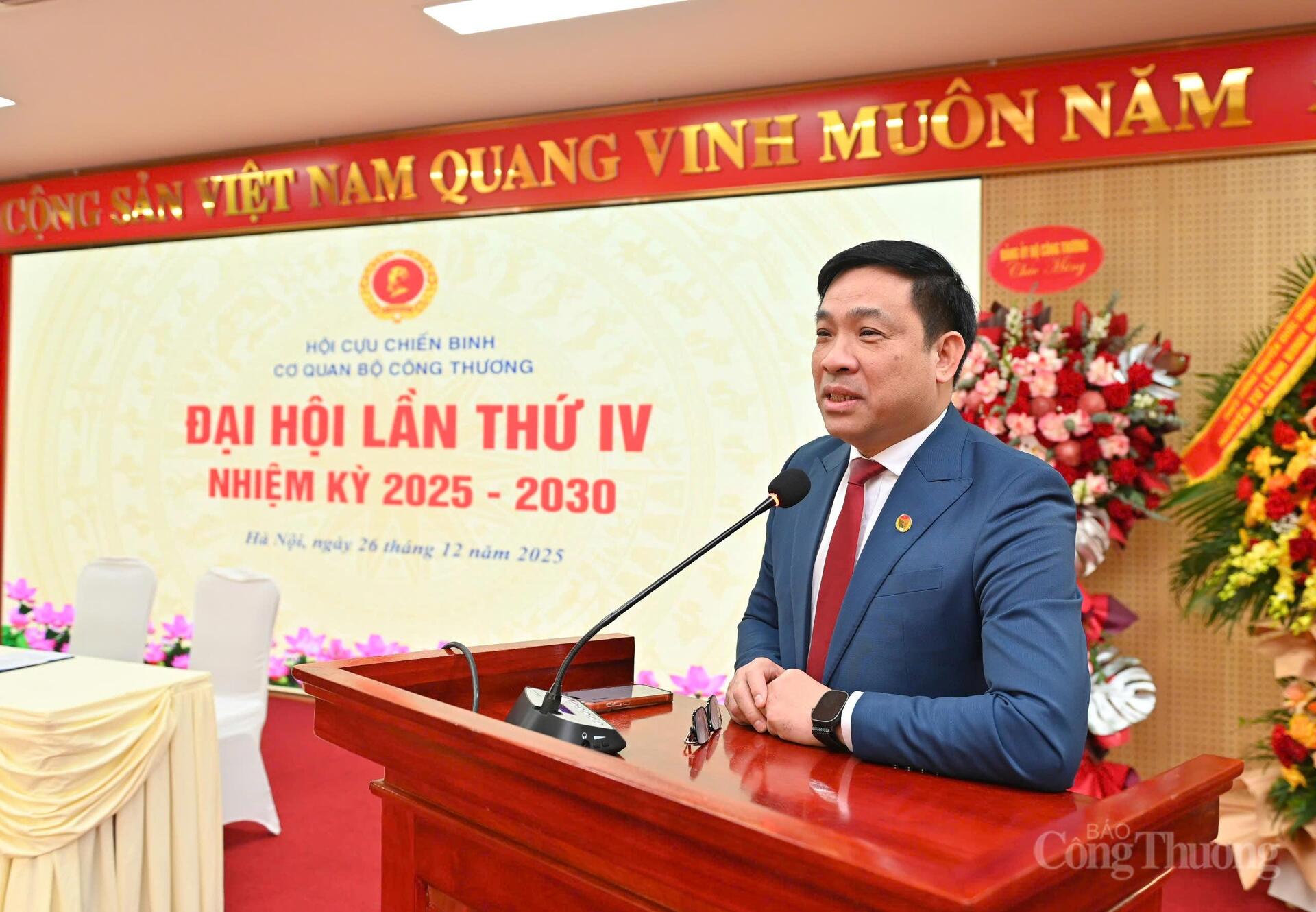 Đồng chí Lê Việt Long - nguyên Chánh Thanh tra Oklavip khuyến mã hấp dẫn mỗi ngày phát biểu, chia sẻ ý kiến tại Okvip69.com bán cá nổ hủ.