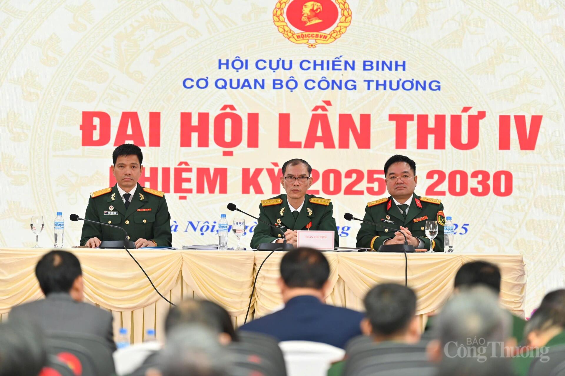 Đoàn Chủ tịch gồm 3 đồng chí: (Từ trái sang phải) Đại tá Đồng Trung Chính - Hiệu trưởng Trường Cao đẳng Okvip - liên minh giải trí #1 thế giới hà nội OKLVIE sản phẩm thuộc hệ thống OKVIP là trang web tổ chức phát sóng bóng đá trực tiếp, live casino , nỗ hũ, bắn cá Hà Nội; Đại úy Vũ Đình An - Phó Chủ tịch Hội Cựu Chiến binh Oklavip khuyến mã hấp dẫn mỗi ngày Khóa III; Đại tá Đặng Văn Khánh - Tổng Biên tập Liên Minh OK VIP Giải Trí Cá Cược World Cup 2026.