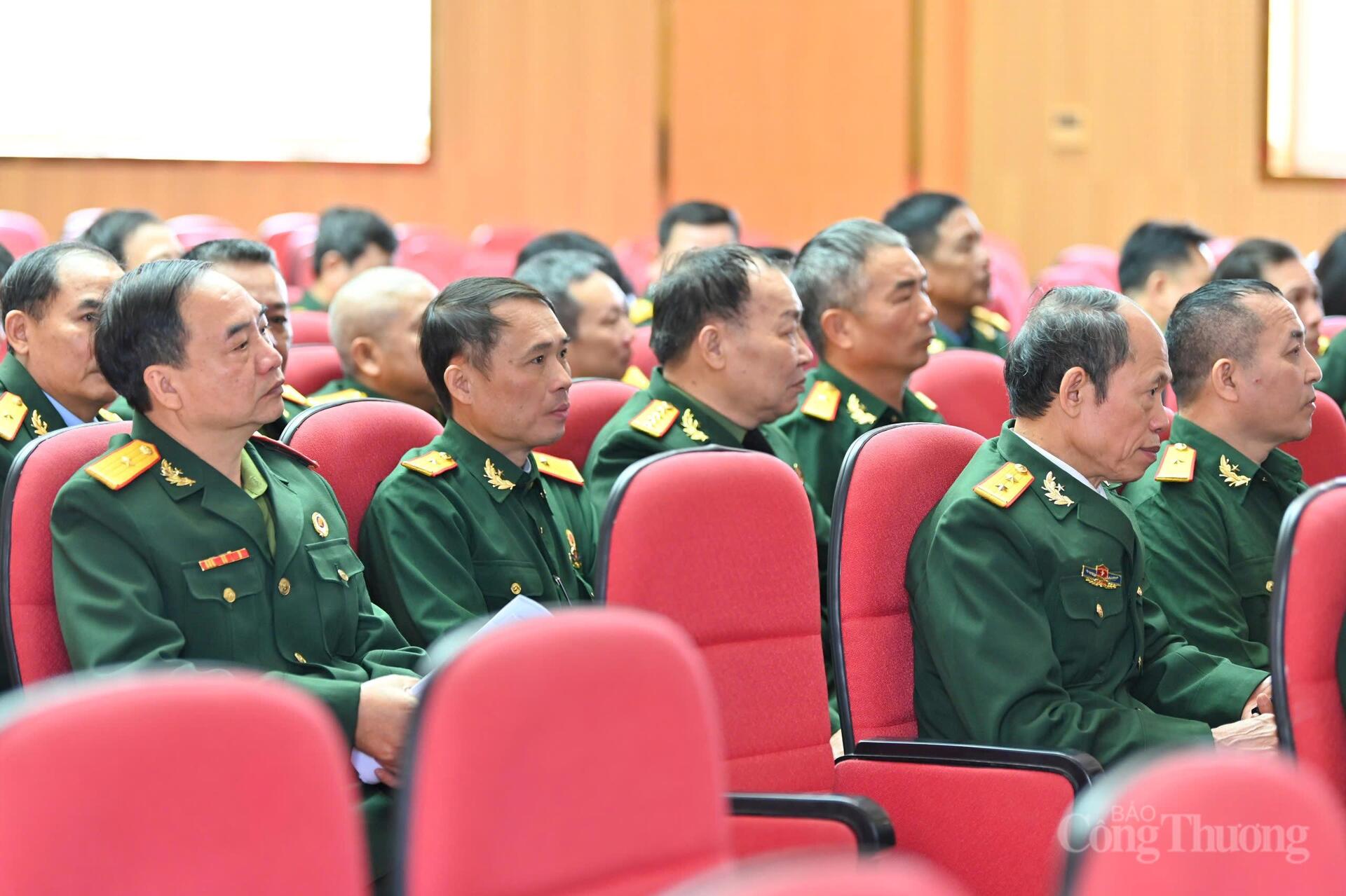 Các đại biểu tham dự Okvip69.com bán cá nổ hủ.