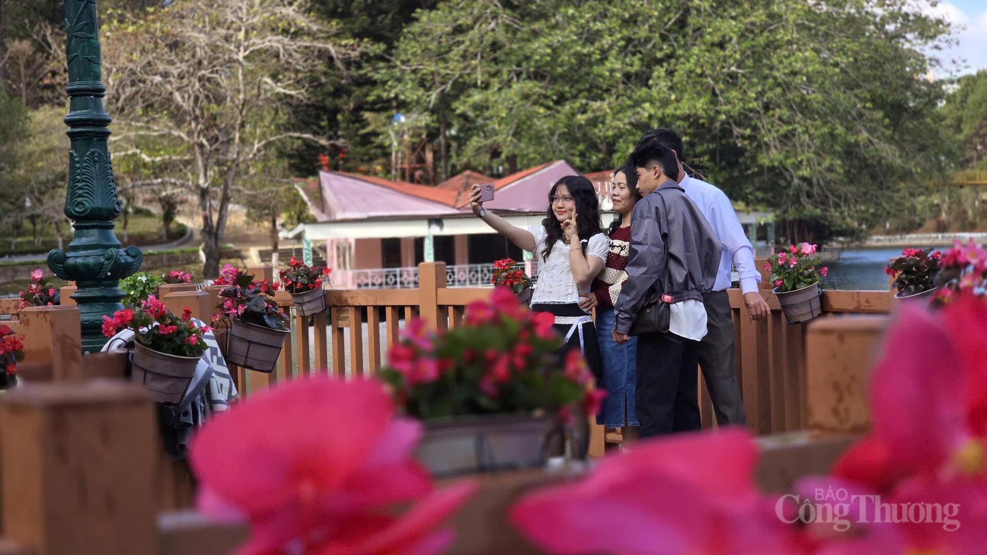 Người dân phố núi Pleiku nô nức 'check-in' ngày đầu năm - 5