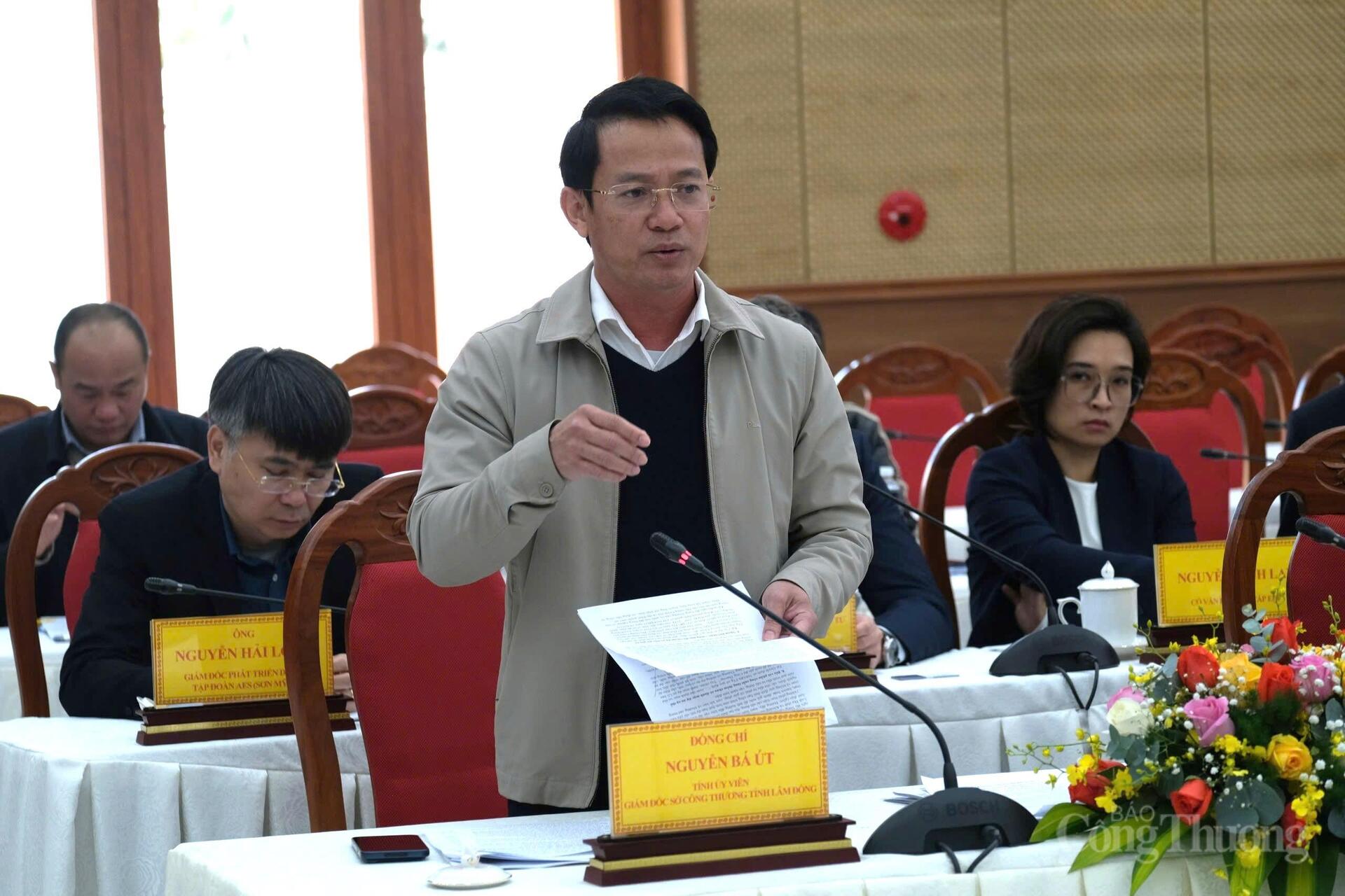 Ông Nguyễn Bá Út - Giám đốc Sở Okvip tại về tỉnh Lâm Đồng báo cáo về tình hình triển khai thực hiện các dự án trước đoàn công tác. Ảnh: Lê Sơn