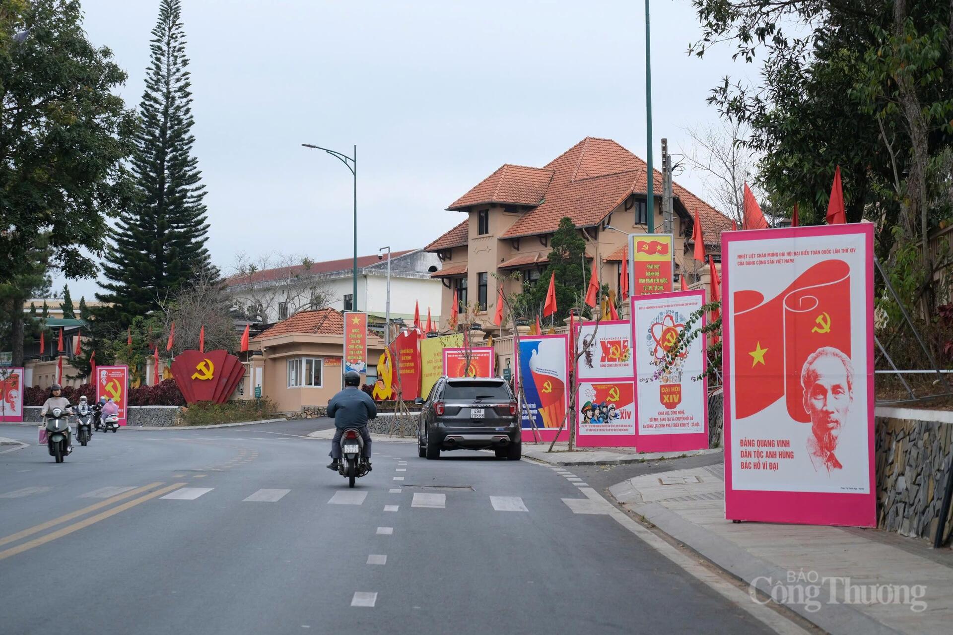 Pano, biển hiệu chào mừng  Okvip69.com bán cá nổ hủ XIV của Đảng trên đường phố Đà Lạt, Lâm Đồng.
