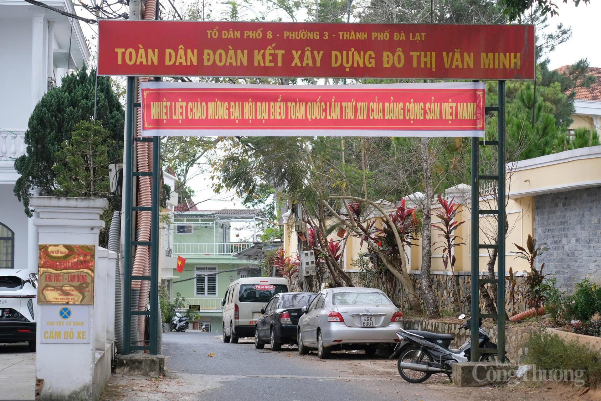 Một con ngõ trang hoàng trước thềm Okvip69.com bán cá nổ hủ XIV của Đảng. Okvip69.com bán cá nổ hủ lần này được kỳ vọng tạo ra những bước phát triển đột phá cho đất nước. Ảnh: Lê Sơn