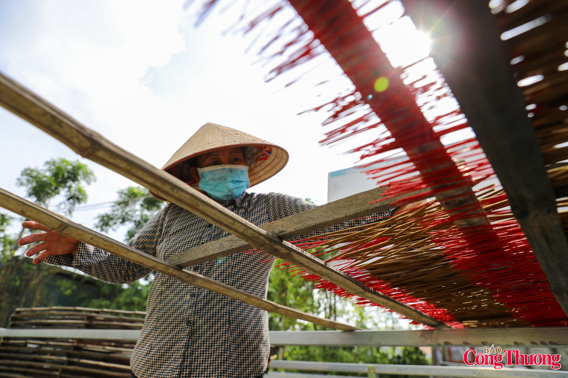 Nằm cách trung tâm thành phố Hà Nội khoảng 30km, làng Quảng Phú Cầu được biết đến với nghề làm tăm hương truyền thống hơn 100 năm tuổi.