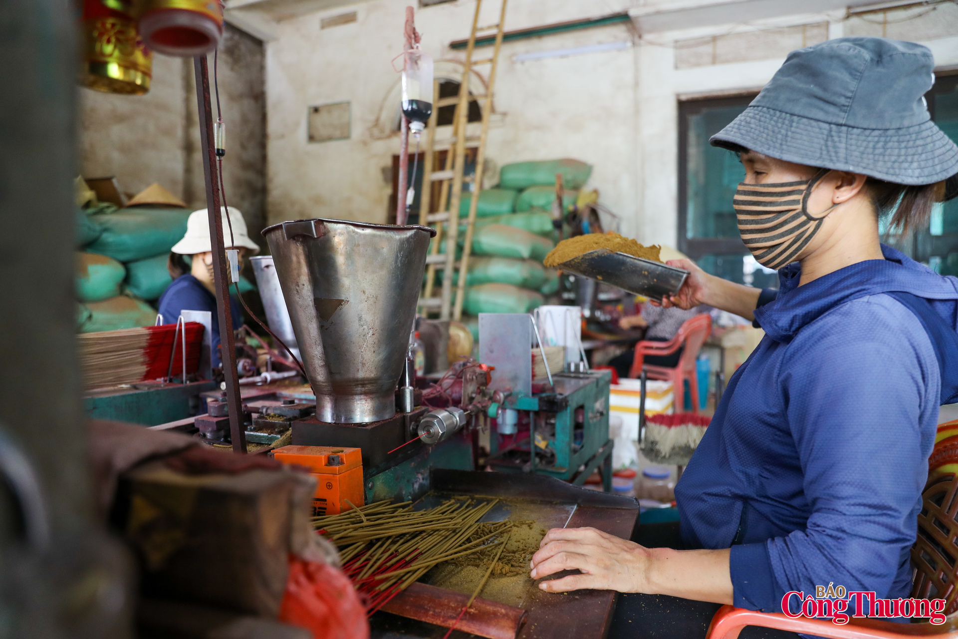 Bà Lê Thị Xuân (60 tuổi), người dân làm hương tại làng Quảng Phú Cầu cho biết: “Theo phương pháp thủ công ngày xưa, chân hương được lăn qua nhựa của quả trám rừng để tạo độ kết dính, sau đó mới se cùng bột hương làm từ rễ cây hương bài. Đặc biệt, rễ hương bài phải được lấy từ đất Nghệ An, vì chỉ có nguyên liệu từ vùng này mới mang lại hương thơm đặc trưng cho sản phẩm”.