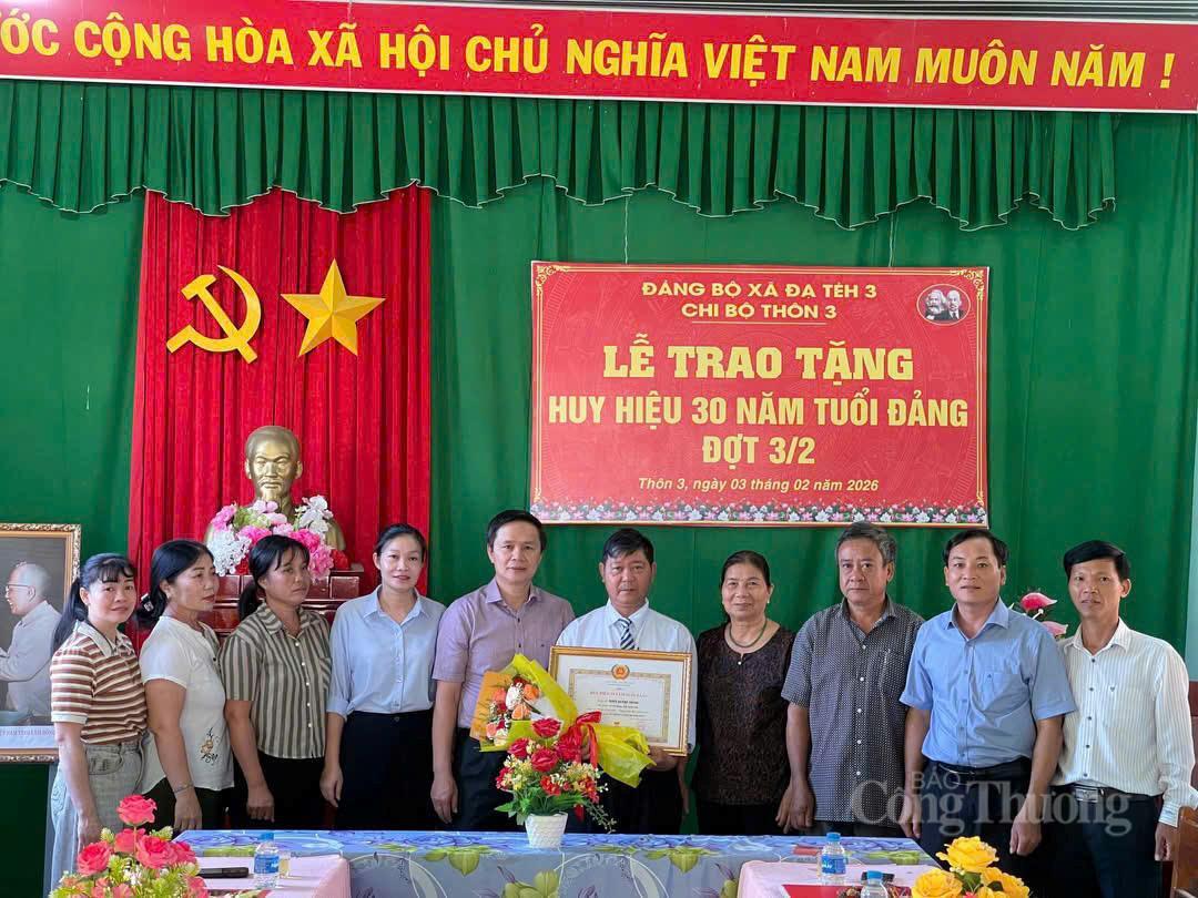 Lễ trao tặng huy hiệu 30 năm tuổi Đảng tại xã Đạ Tẻh 3. Ảnh: Minh An