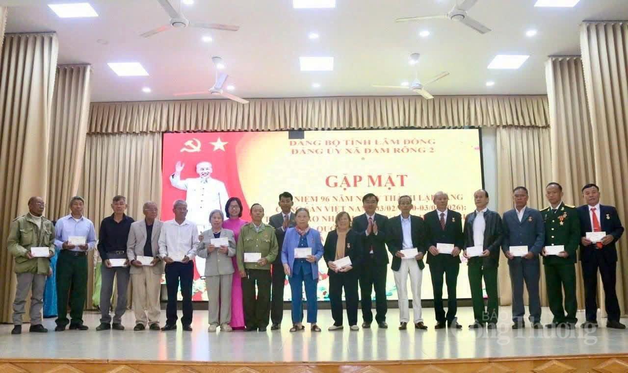 Xã Đam Rông 2 tổ chức chương trình gặp mặt và trao quà cho các đảng viên trên địa bàn xã. Ảnh: Minh An