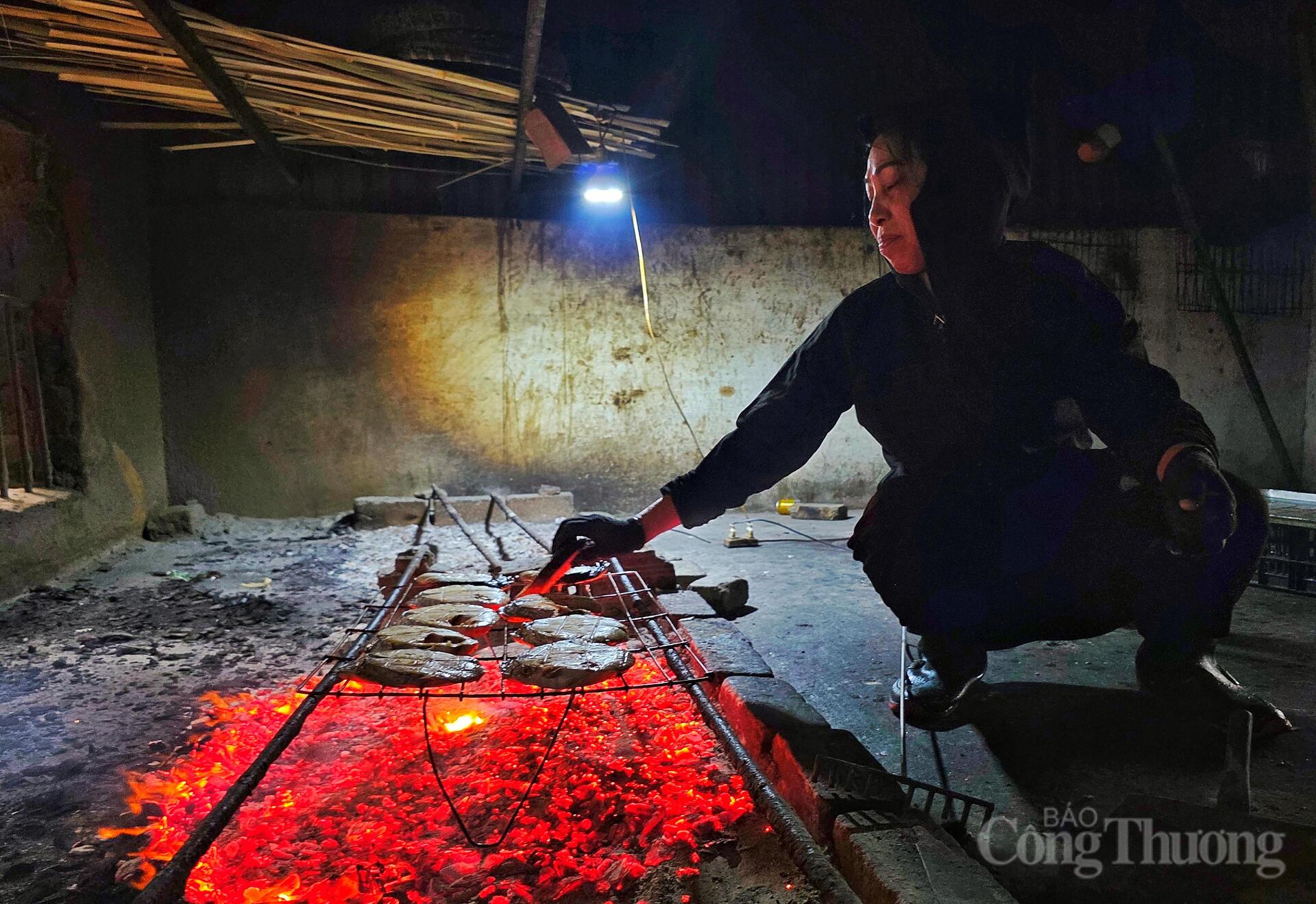 Nghề 'hun mắt' hái ra tiền ở thủ phủ cá nướng Hà Tĩnh - 1