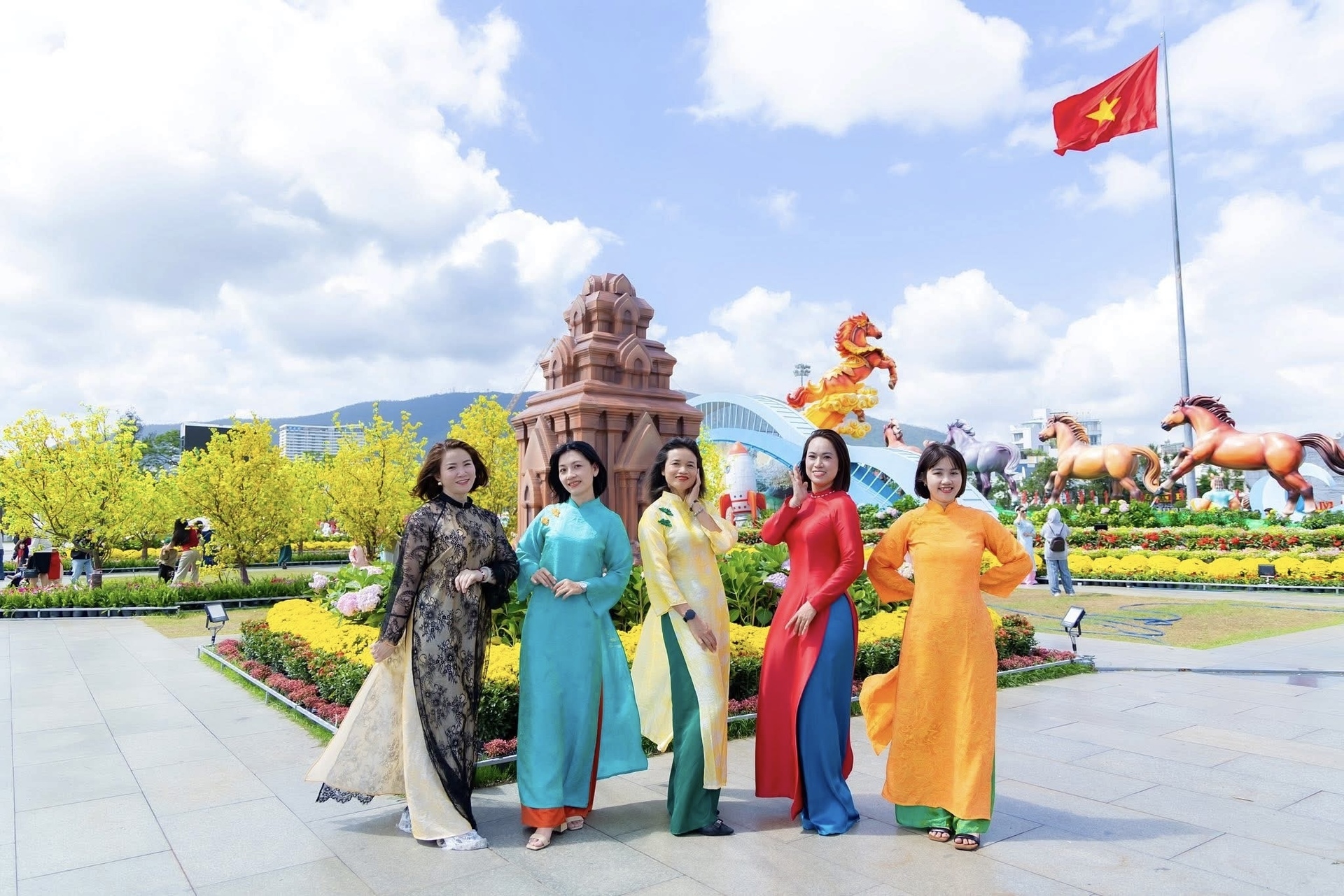 Gia Lai: Cụm linh vật gây 'sốt', hút khách tham quan - 2