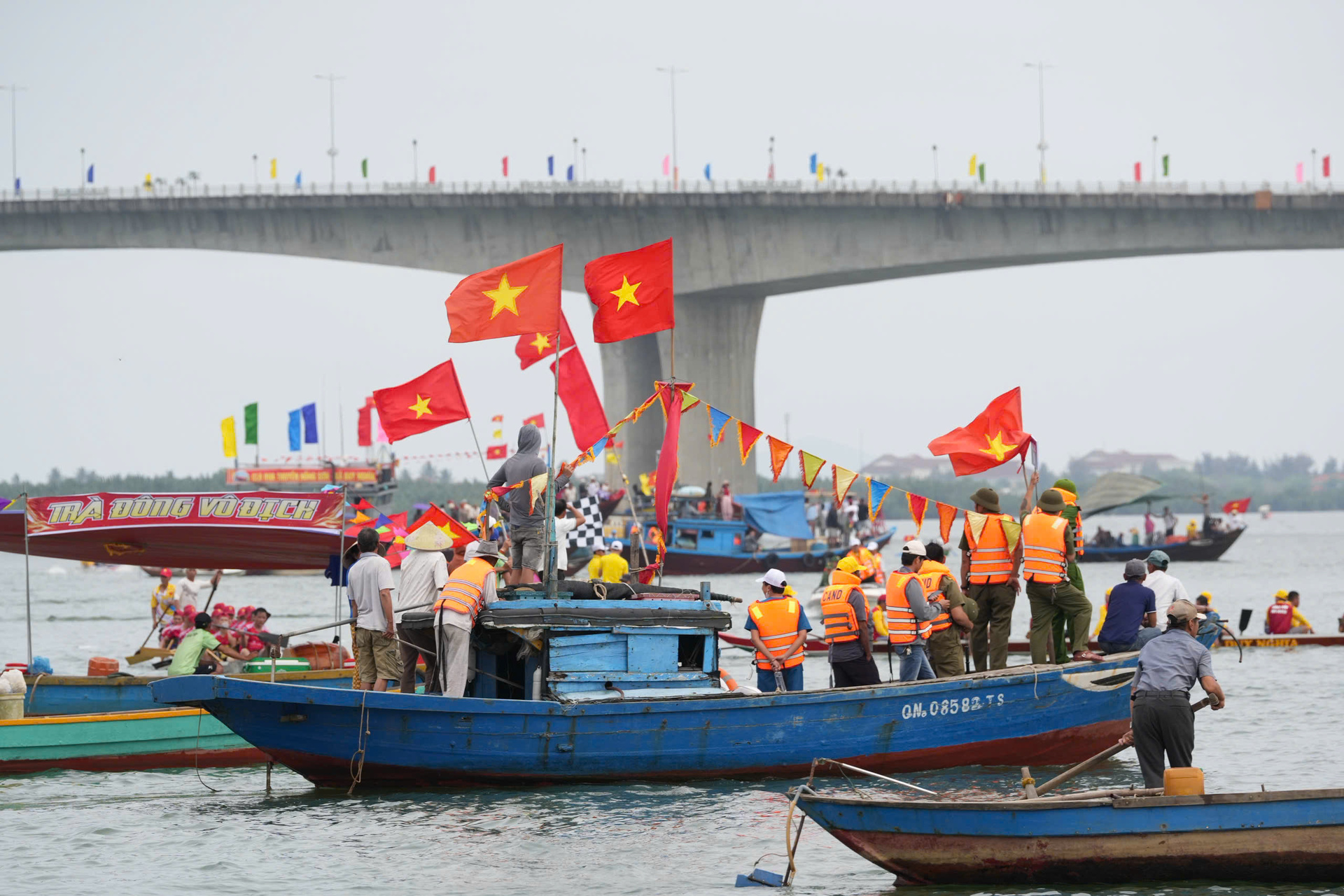 Đà Nẵng: Sôi nổi giải đua thuyền truyền thống đầu xuân - 12