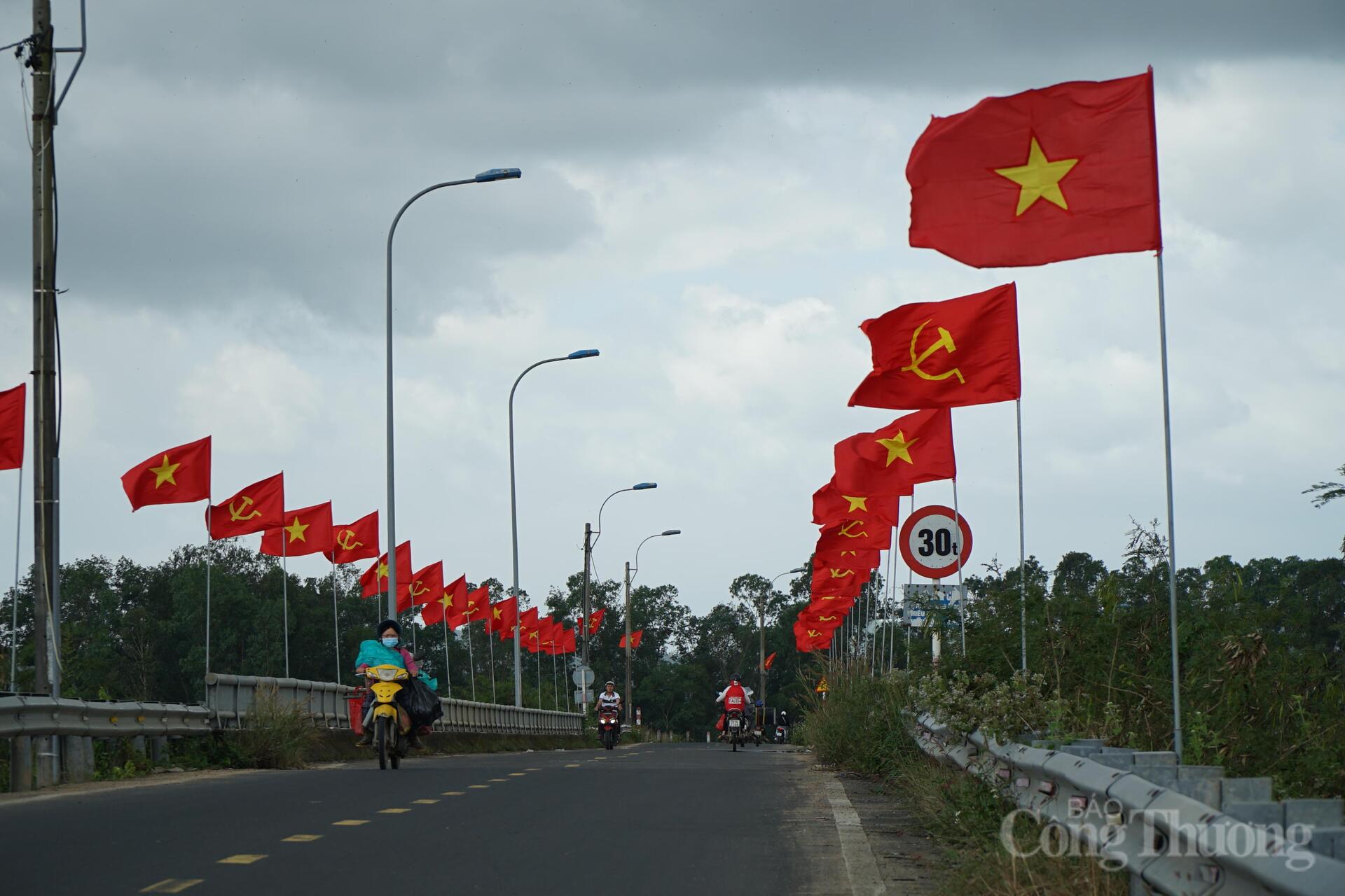 Cờ Tổ quốc, cờ Đảng cắp hai bên đường dẫn vào trung tâm hành chính xã Hoà Thịnh