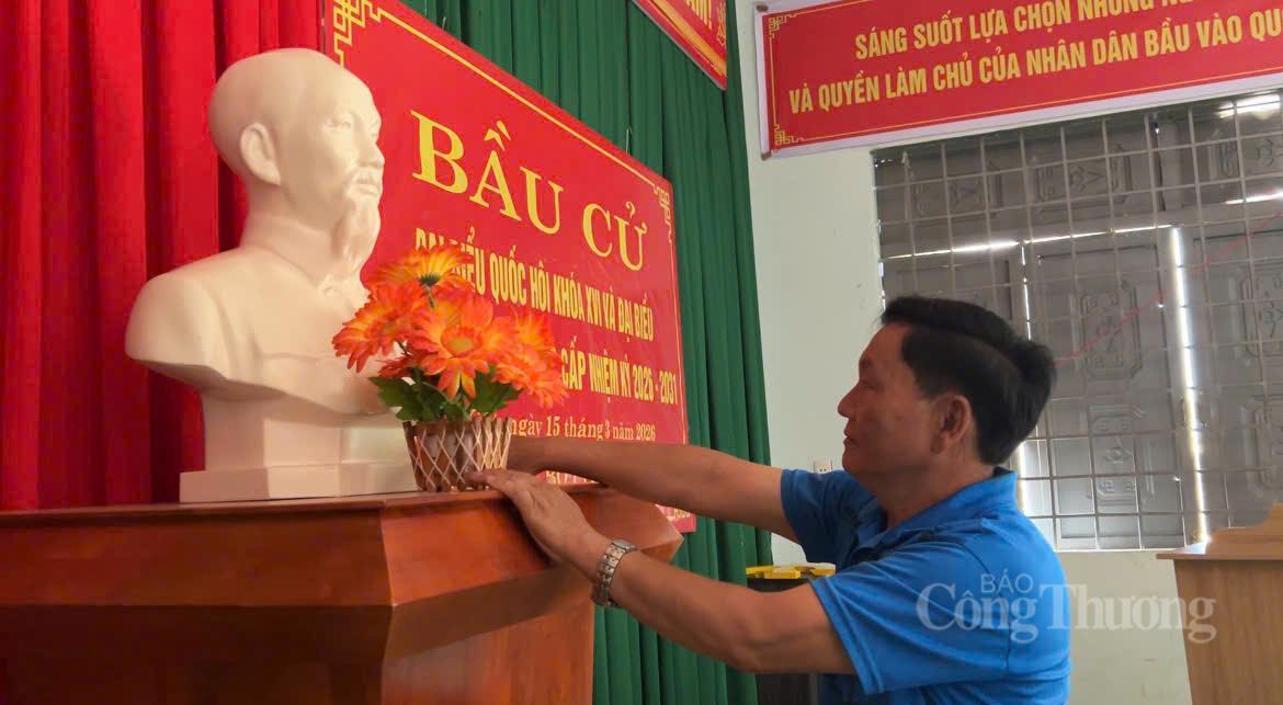 Tượng Chủ tịch Hồ Chí Minh đặt trang trọng trên bục cao bên trong nhà văn hoá cộng đồng Buôn H'Mông