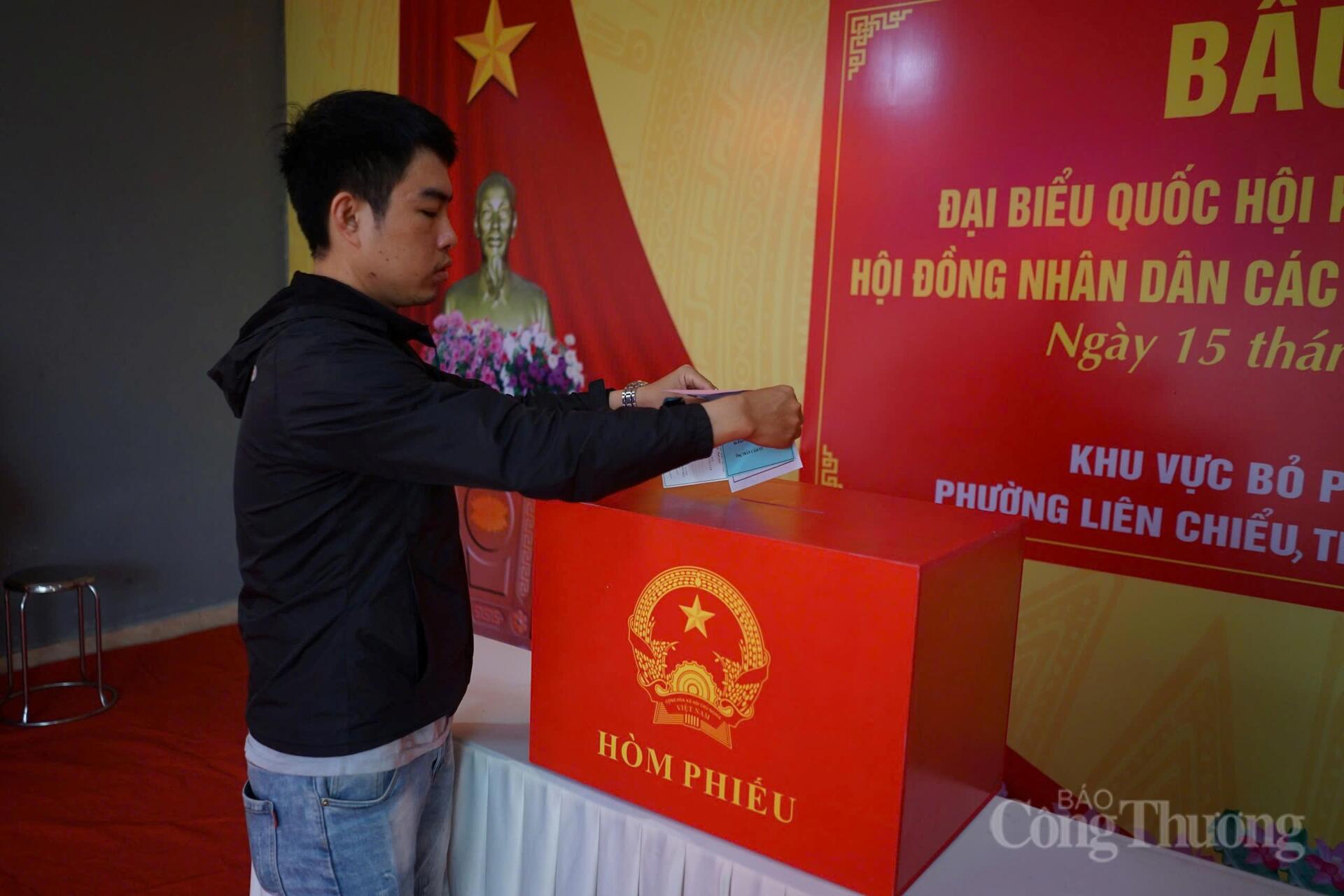 Một số hình ảnh cử tri Đà Nẵng tham gia bầu cử - 16