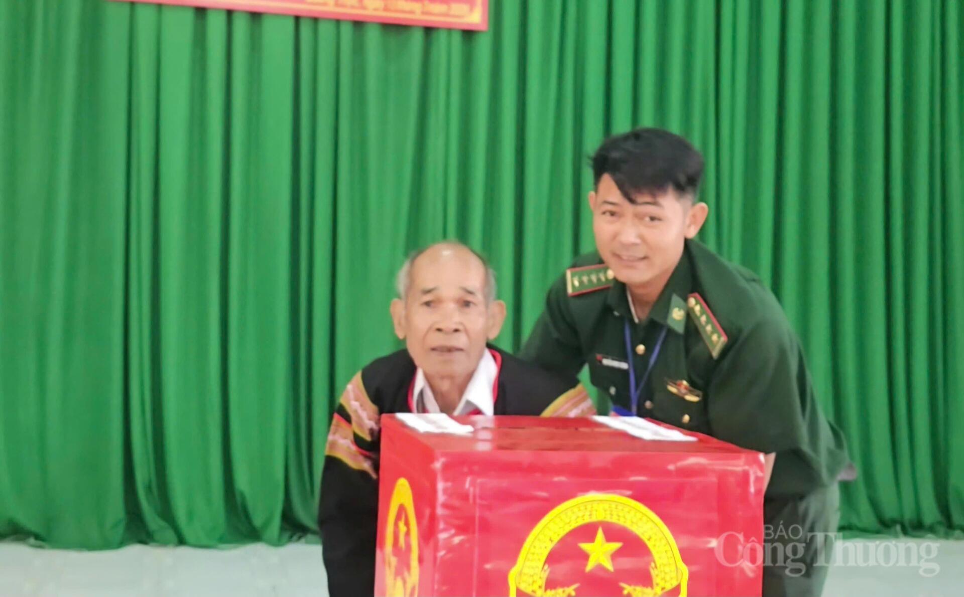 Cử tri người đồng bào dân tộc thiểu số đi bỏ phiếu.