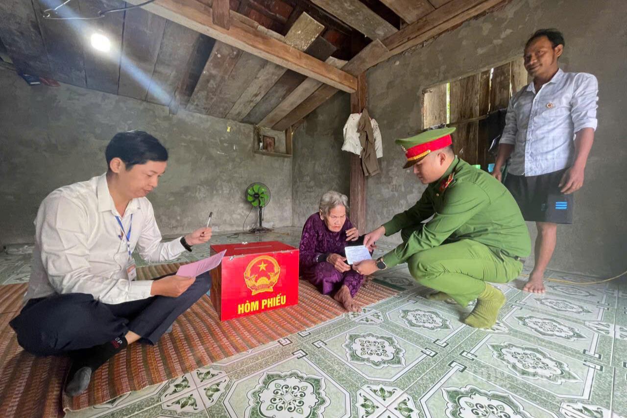 Một số hình ảnh cử tri Đà Nẵng tham gia bầu cử - 22
