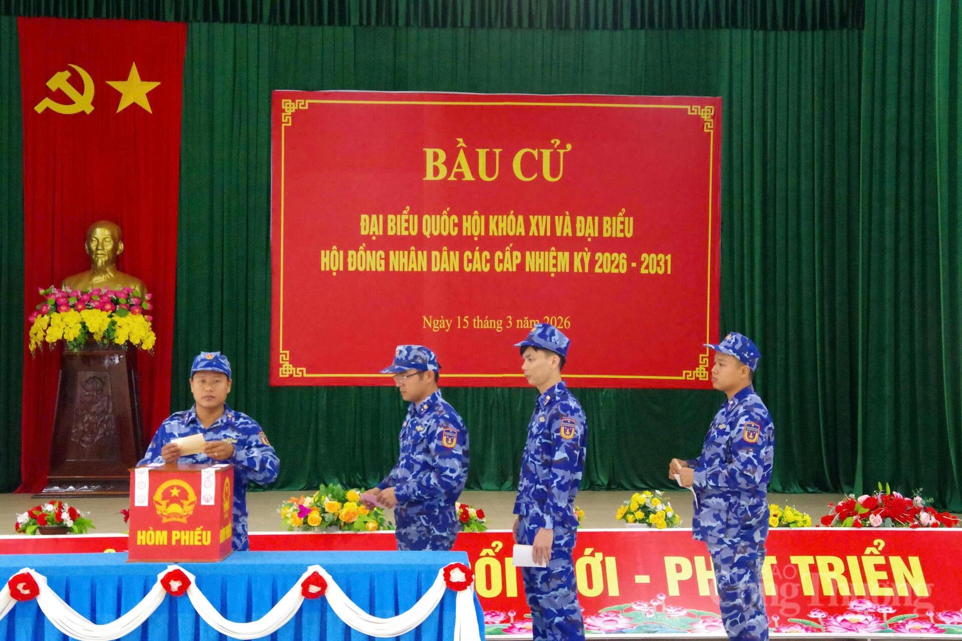 Một số hình ảnh cử tri Đà Nẵng tham gia bầu cử - 27