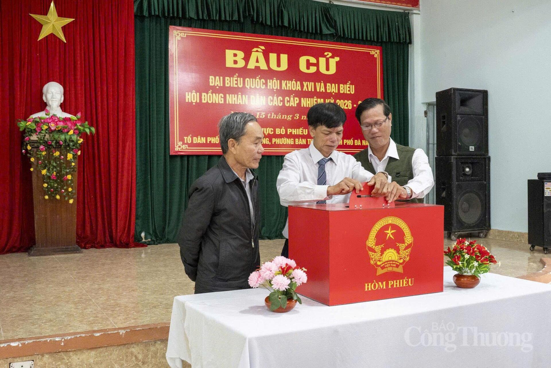 Một số hình ảnh cử tri Đà Nẵng tham gia bầu cử - 30