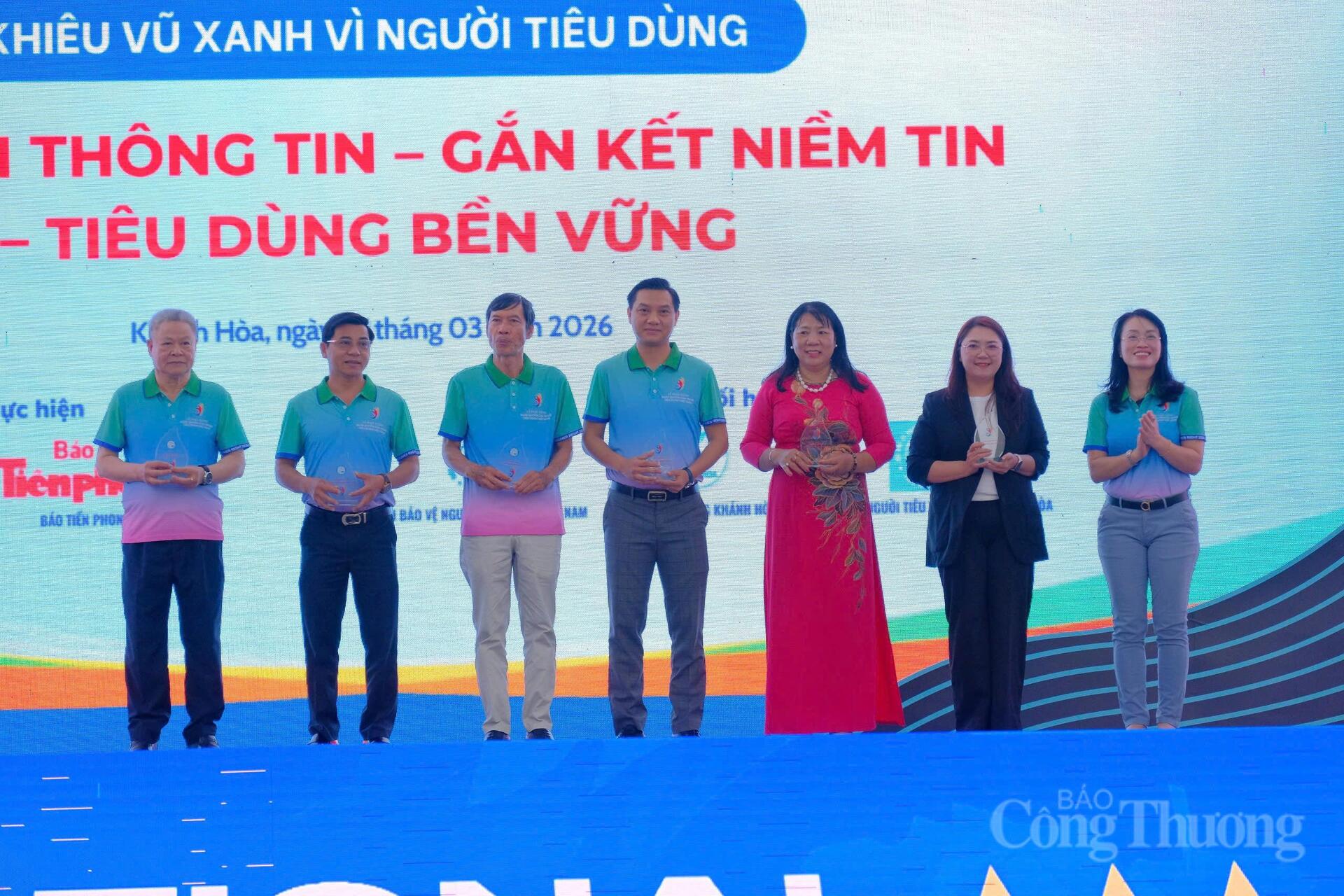 Bà Nguyễn Quỳnh Anh, Phó Chủ tịch Ủy ban Cạnh tranh quốc gia trao tặng kỷ niệm chương cho các cá nhân, tổ chức đồng hành cùng chương trình. Ảnh: Lê Sơn