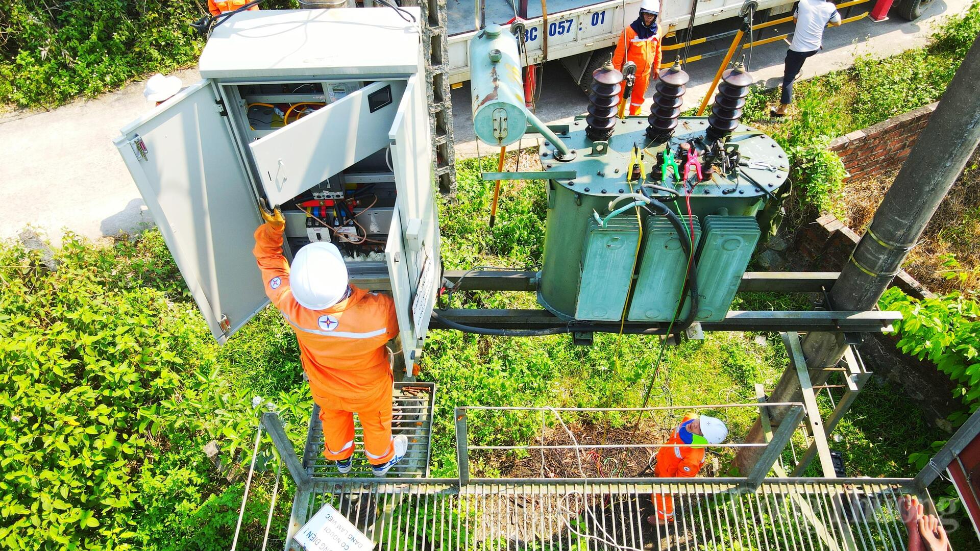 Oằn mình dưới nắng nóng, giữ ổn định lưới điện cho nhân dân - 7