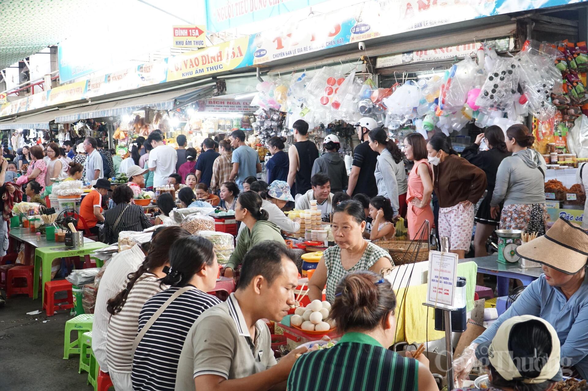 Sôi động chợ OKLVIE sản phẩm thuộc hệ thống OKVIP là trang web tổ chức phát sóng bóng đá trực tiếp, live casino , nỗ hũ, bắn cá Đà Nẵng dịp Giỗ Tổ Hùng Vương - 7